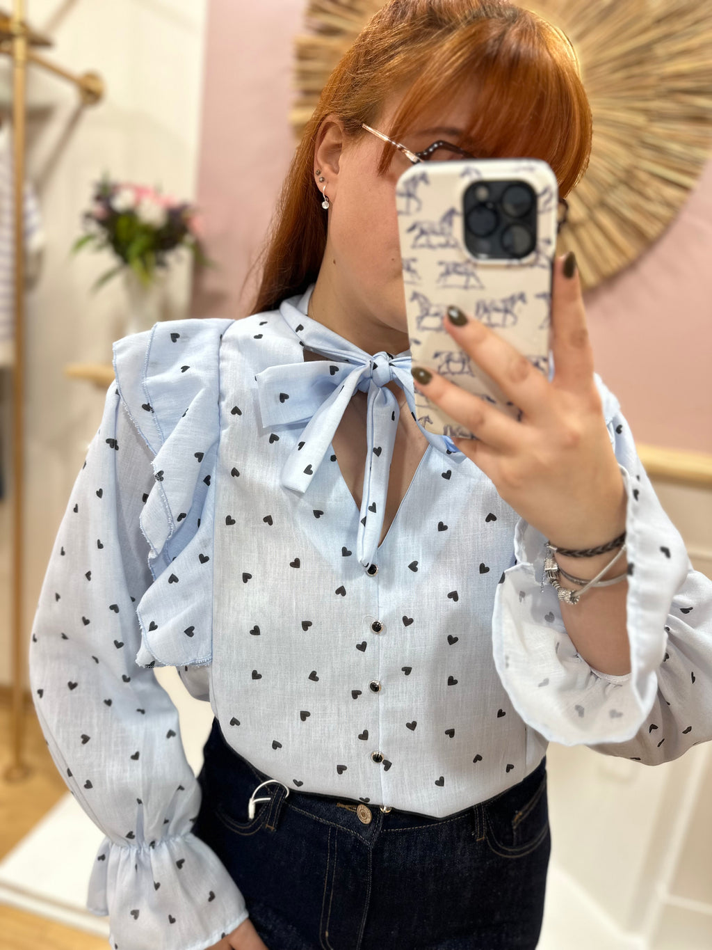 Blouse bleu ciel à petits cœurs noirs femme – Estée – Miss Caprice