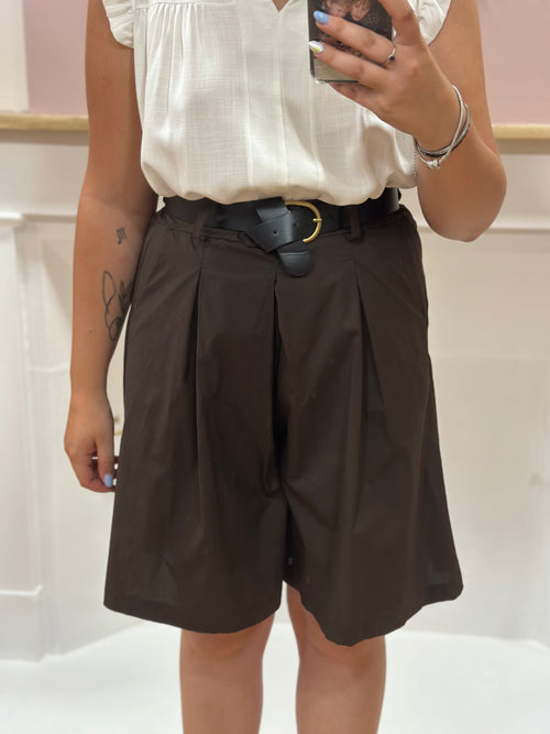 Bermuda taille haute chocolat femme avec ceinture, effet jupe et poches – Issyma Made in Italy – Miss Caprice