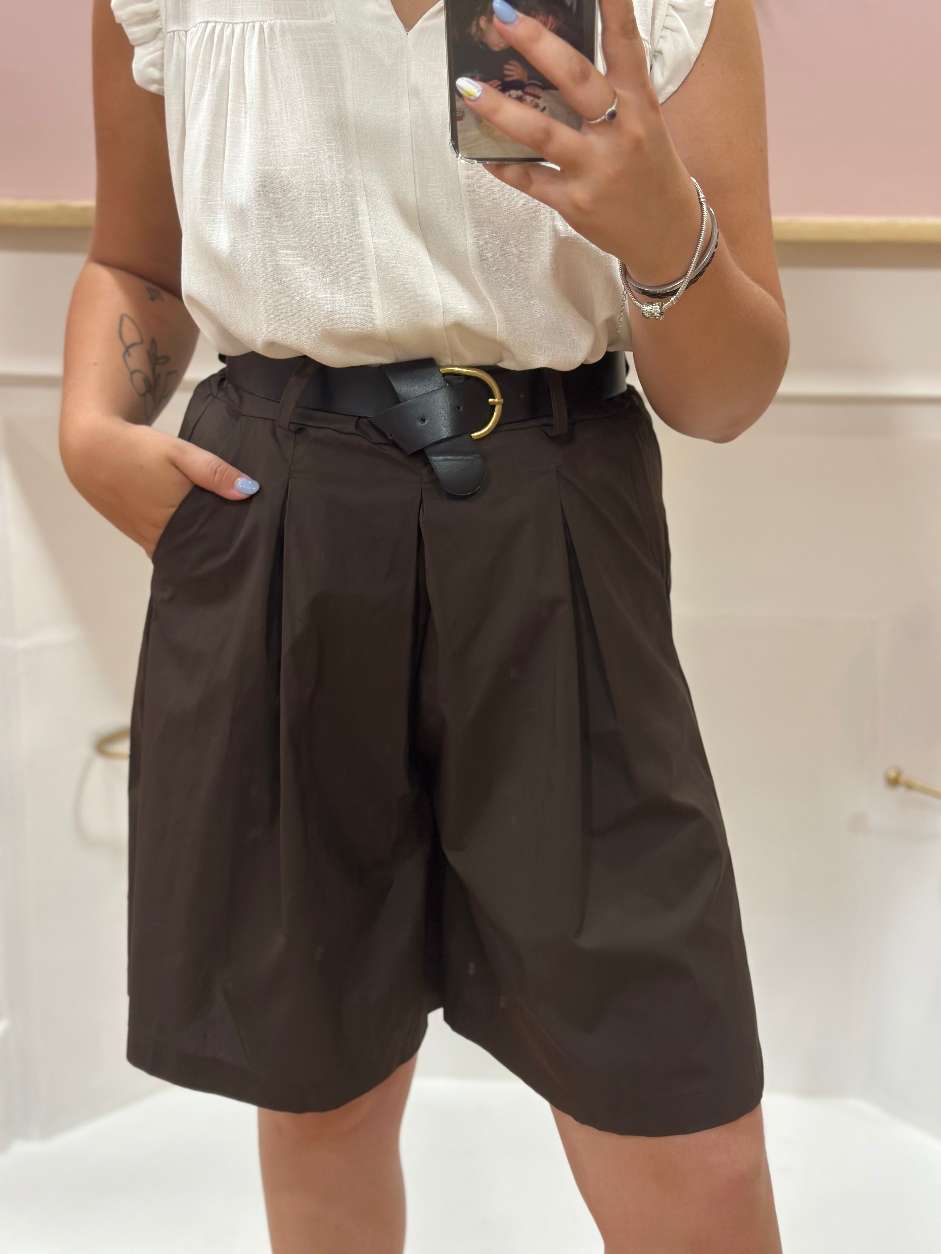 Bermuda taille haute chocolat femme avec ceinture, effet jupe et poches – Issyma Made in Italy – Miss Caprice