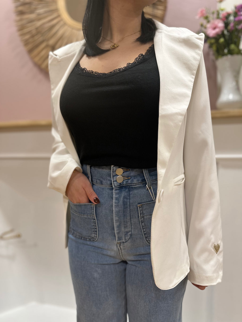 Blazer blanc femme – Coupe cintrée – Col V double revers – Cœur doré brodé – Jolifly – Miss Caprice