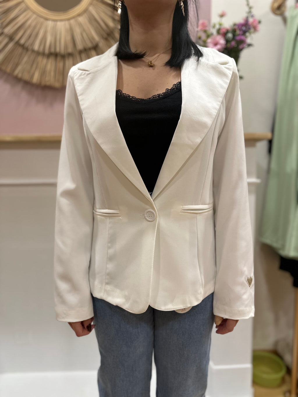 Blazer blanc femme – Coupe cintrée – Col V double revers – Cœur doré brodé – Jolifly – Miss Caprice