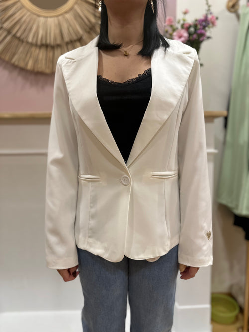 Blazer blanc femme – Coupe cintrée – Col V double revers – Cœur doré brodé – Jolifly – Miss Caprice