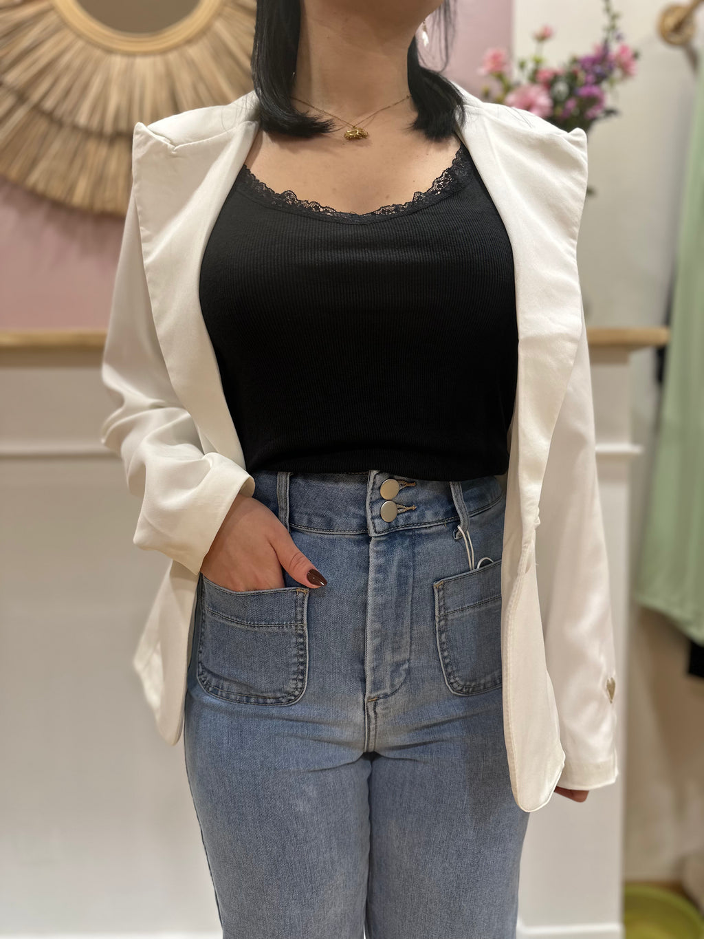 Blazer blanc femme – Coupe cintrée – Col V double revers – Cœur doré brodé – Jolifly – Miss Caprice