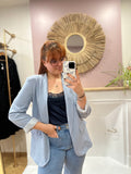 Blazer bleu ciel femme à épaulettes – Doublure rayée – AHJ Fashion – Miss Caprice