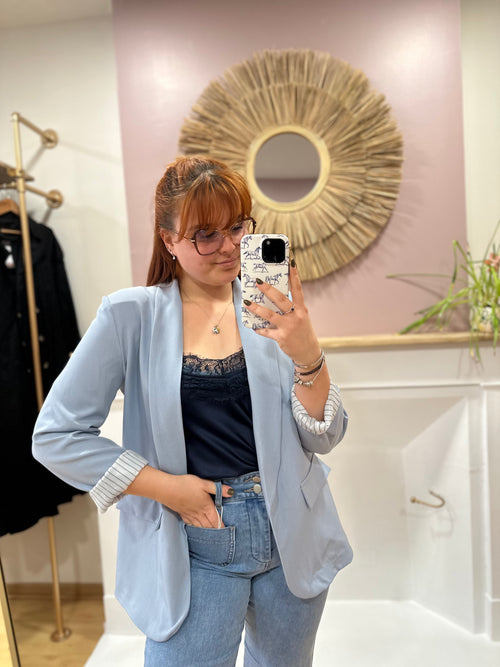 Blazer bleu ciel femme à épaulettes – Doublure rayée – AHJ Fashion – Miss Caprice