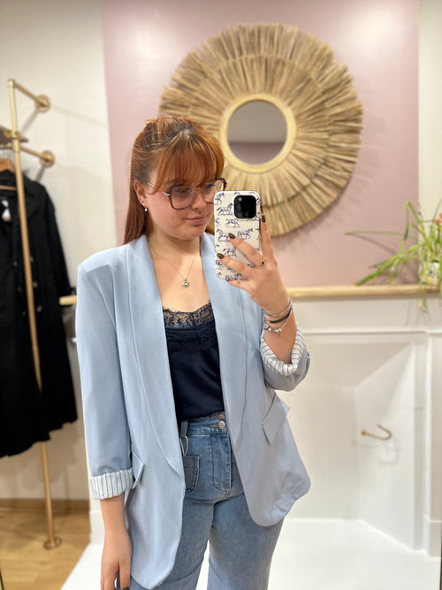 Blazer bleu ciel femme à épaulettes – Doublure rayée – AHJ Fashion – Miss Caprice