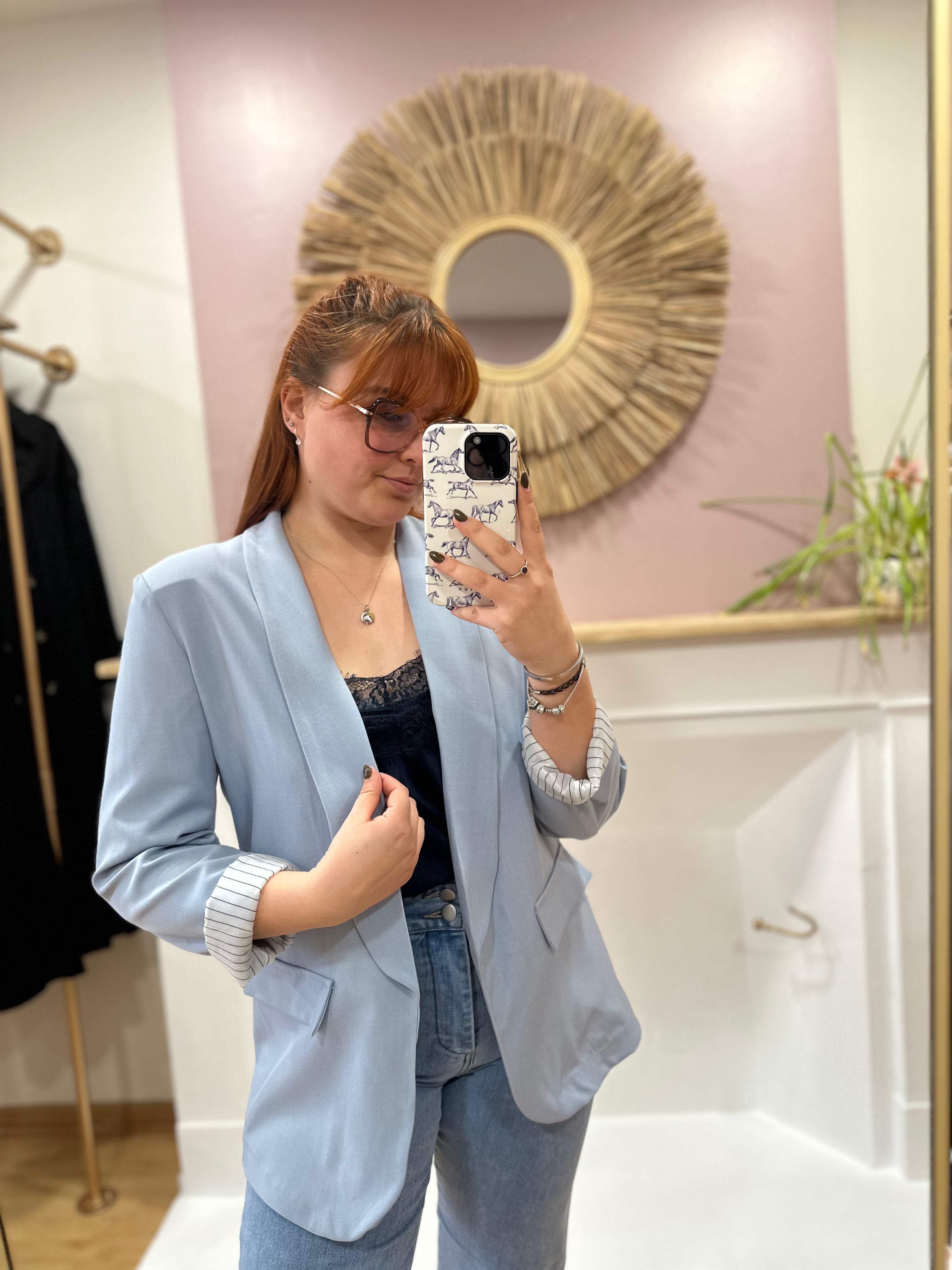 Blazer bleu ciel femme à épaulettes – Doublure rayée – AHJ Fashion – Miss Caprice