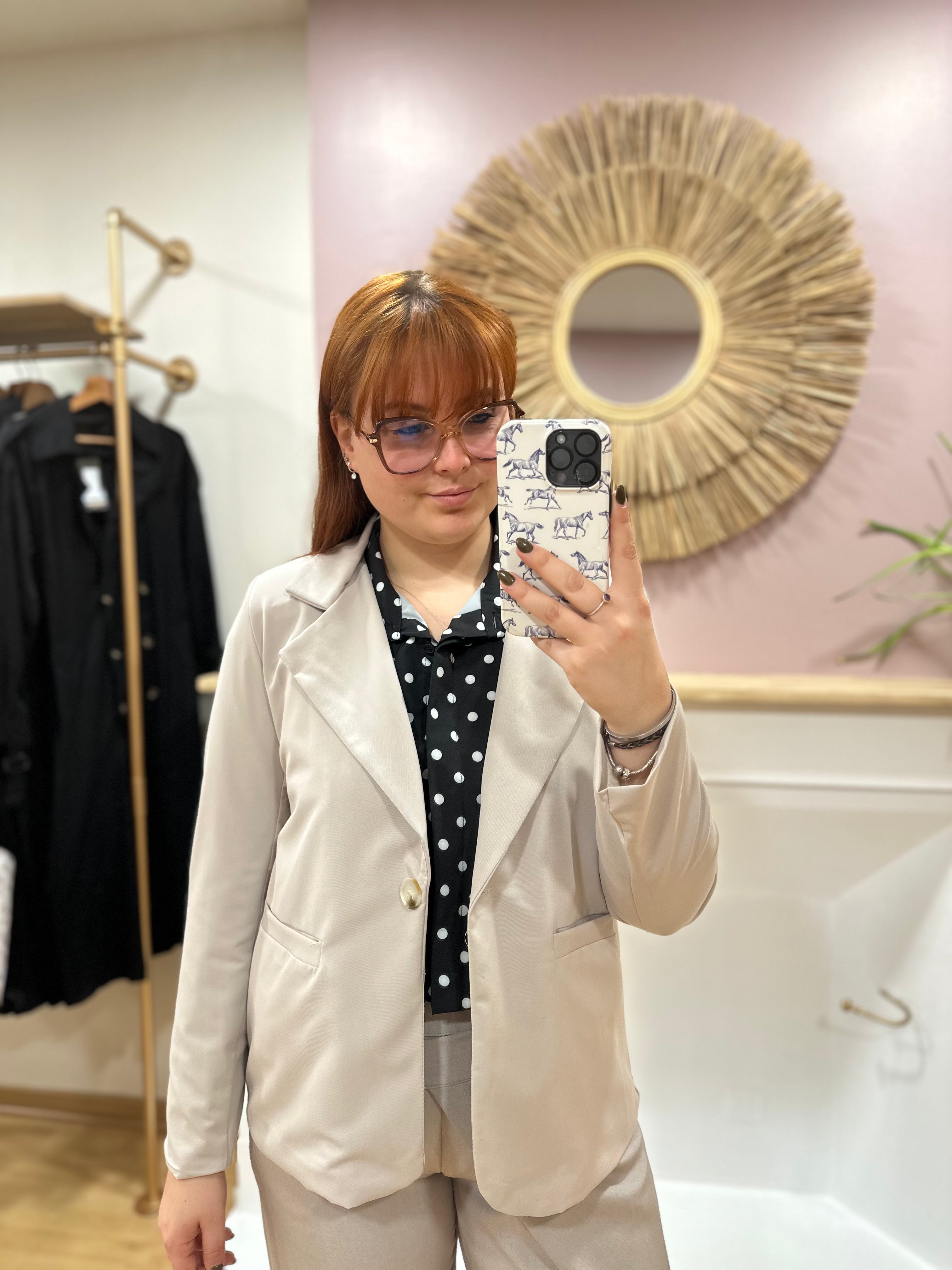 Blazer court femme beige taupe coupe droite – Way Way – Miss Caprice