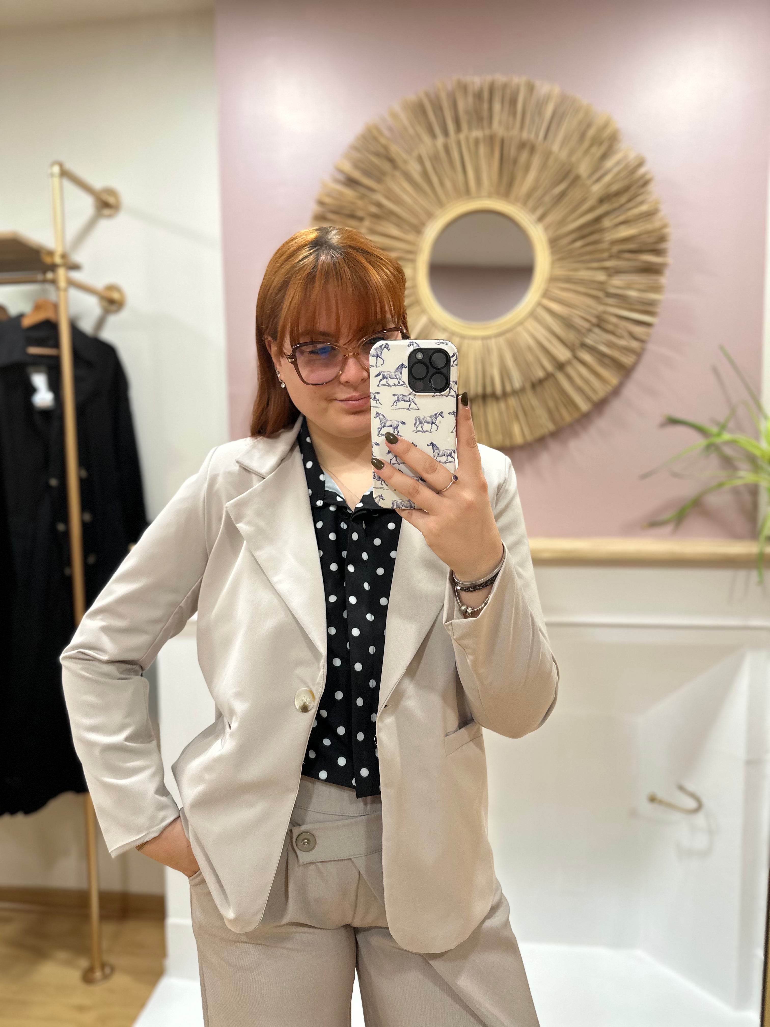 Blazer court femme beige taupe coupe droite – Way Way – Miss Caprice