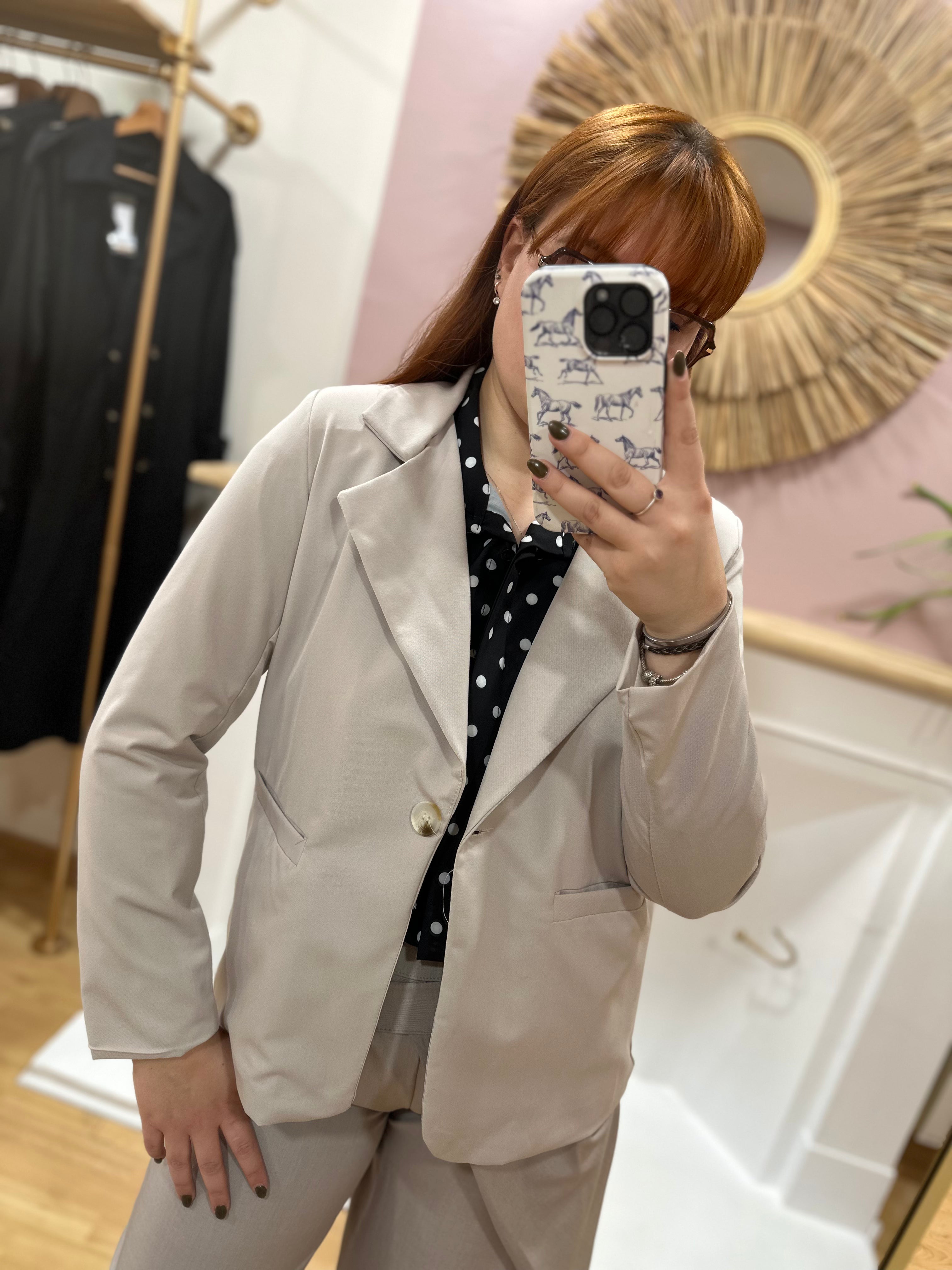 Blazer court femme beige taupe coupe droite – Way Way – Miss Caprice