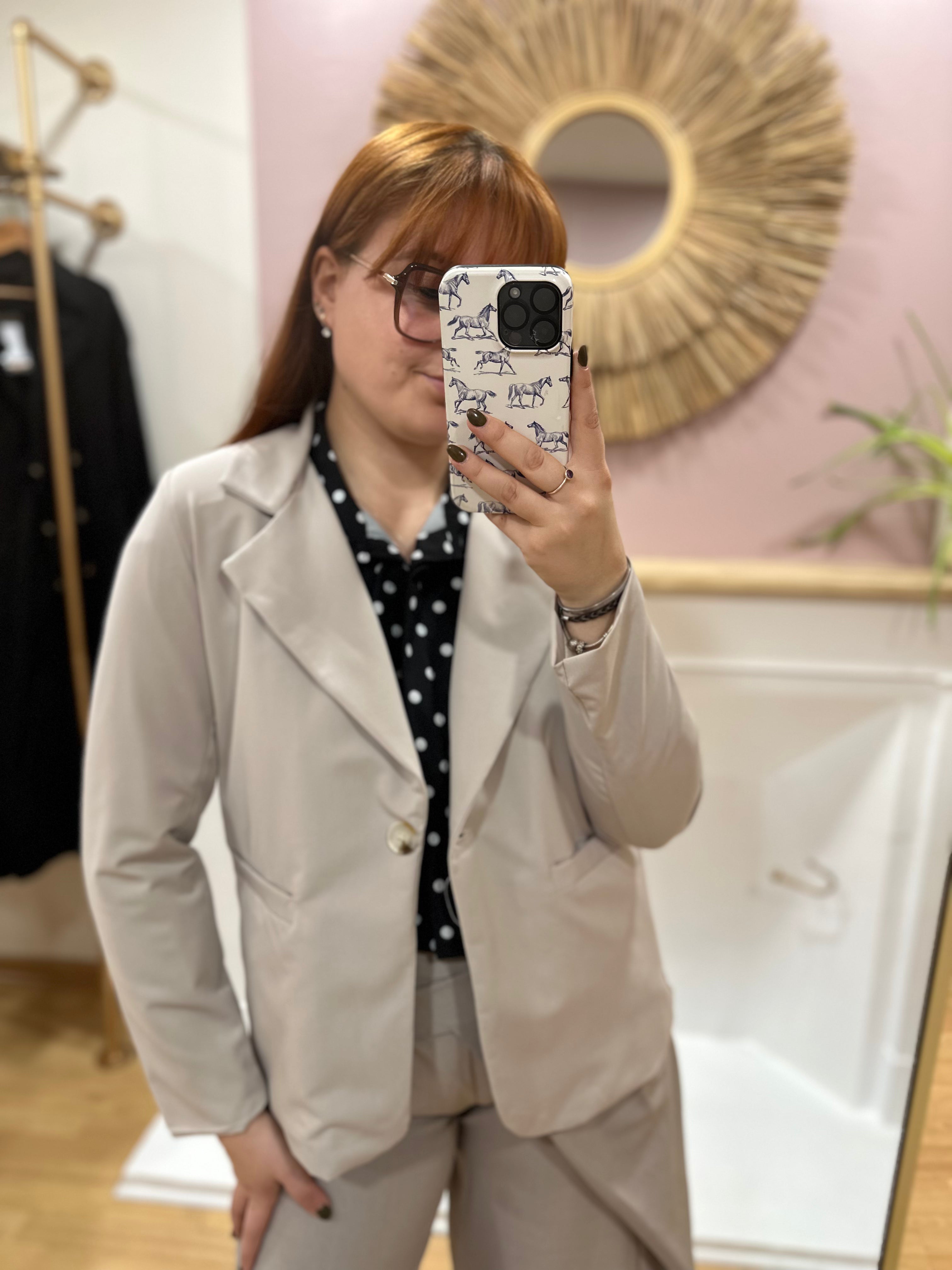Blazer court femme beige taupe coupe droite – Way Way – Miss Caprice