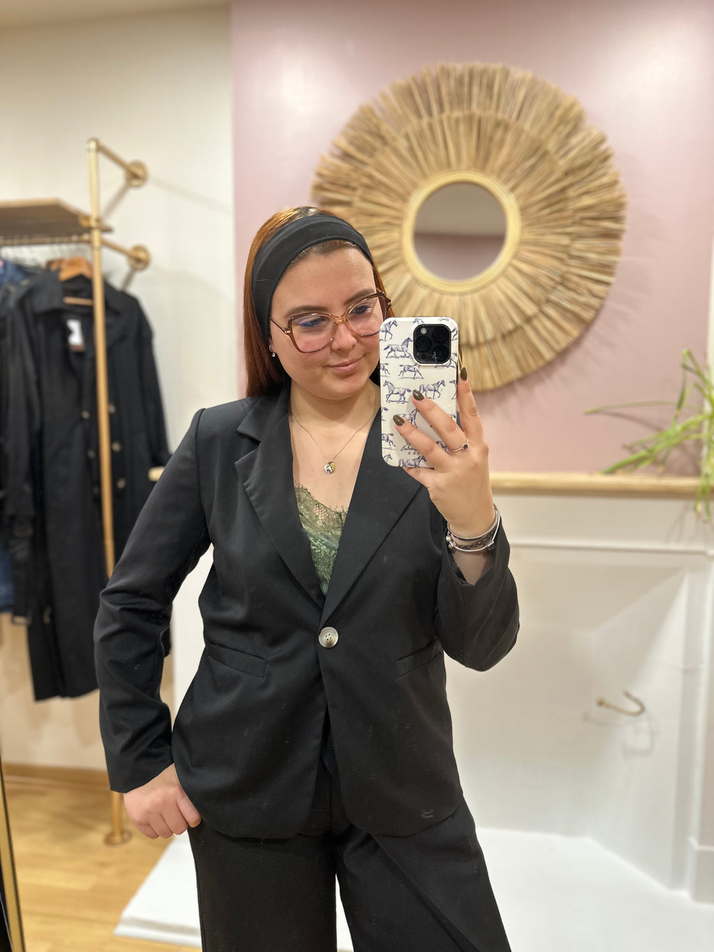 Blazer court noir coupe droite femme – Col V double revers – Épaulettes – Way Way – Miss Caprice