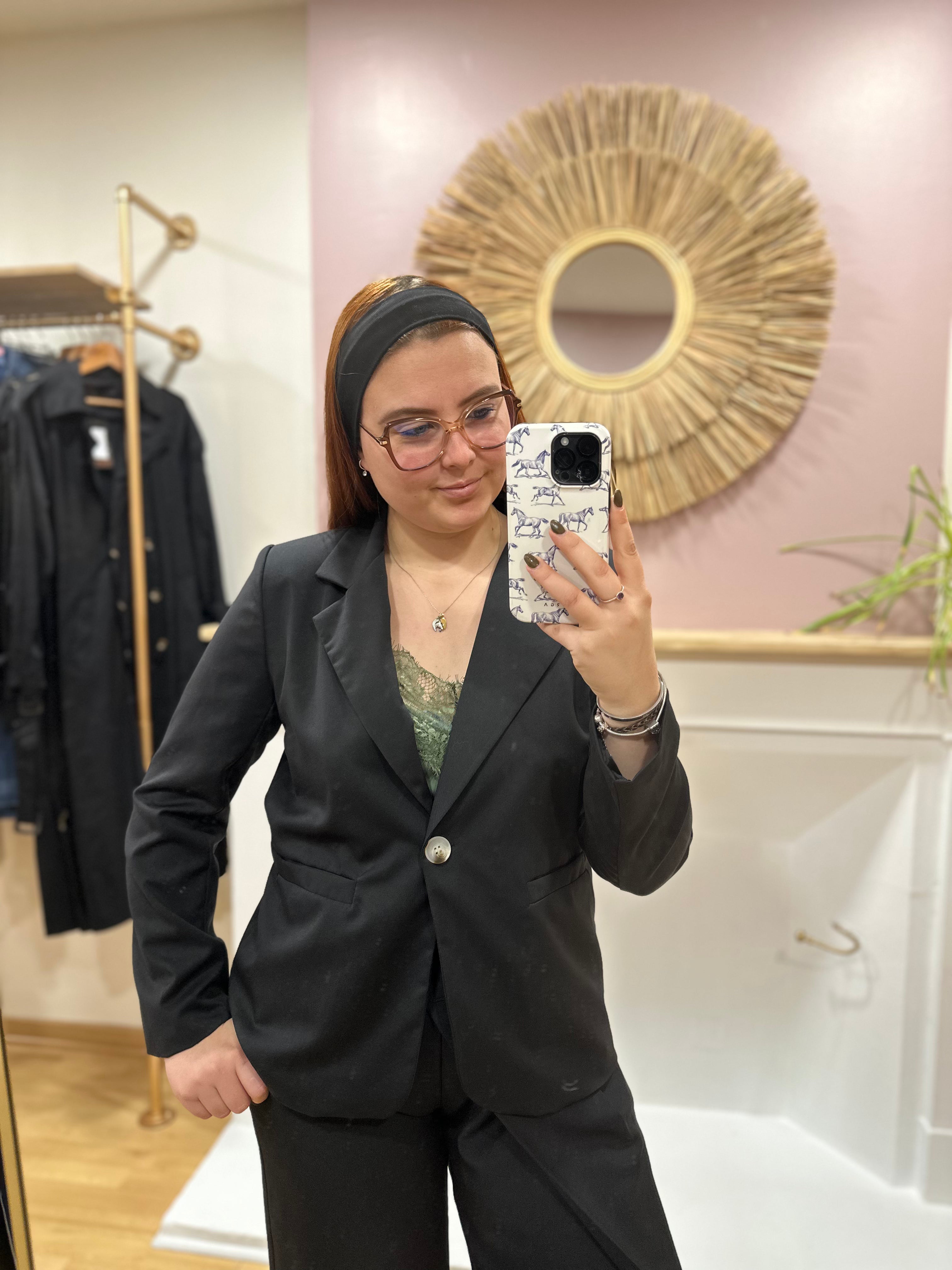 Blazer court noir coupe droite femme – Col V double revers – Épaulettes – Way Way – Miss Caprice