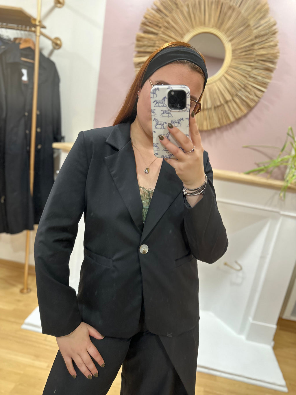 Blazer court noir coupe droite femme – Col V double revers – Épaulettes – Way Way – Miss Caprice