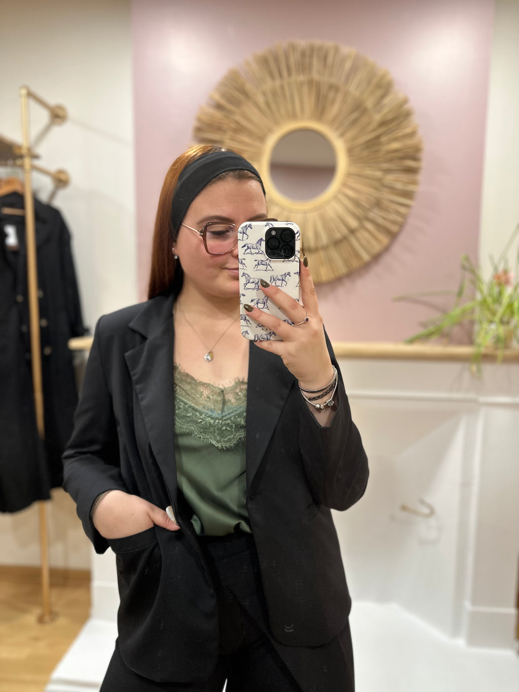 Blazer court noir coupe droite femme – Col V double revers – Épaulettes – Way Way – Miss Caprice