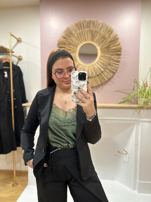 Blazer noir cintré femme – Col V double revers – Épaulettes – Cœur doré brodé – Jolifly – Miss Caprice
