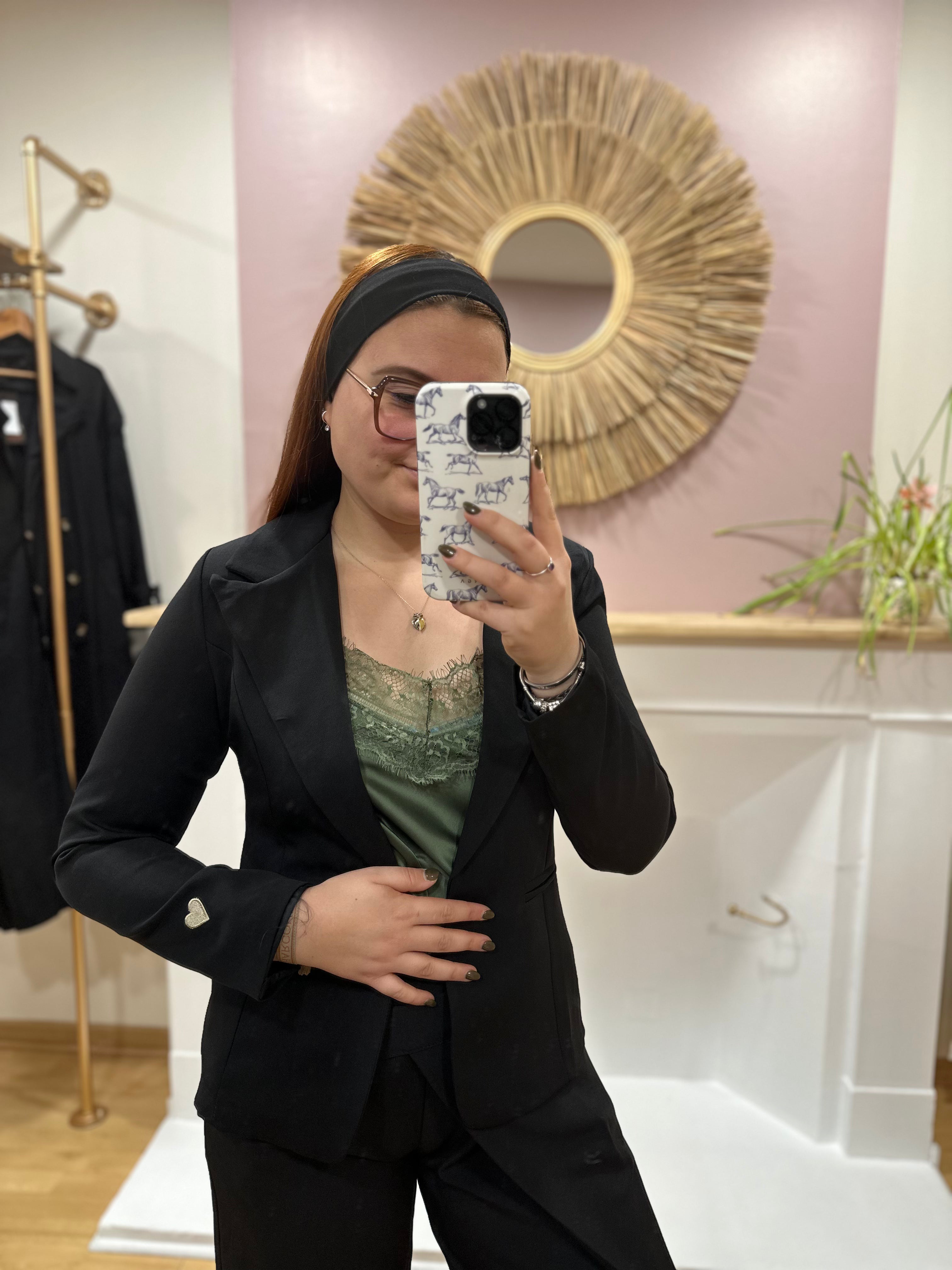 Blazer noir cintré femme – Col V double revers – Épaulettes – Cœur doré brodé – Jolifly – Miss Caprice