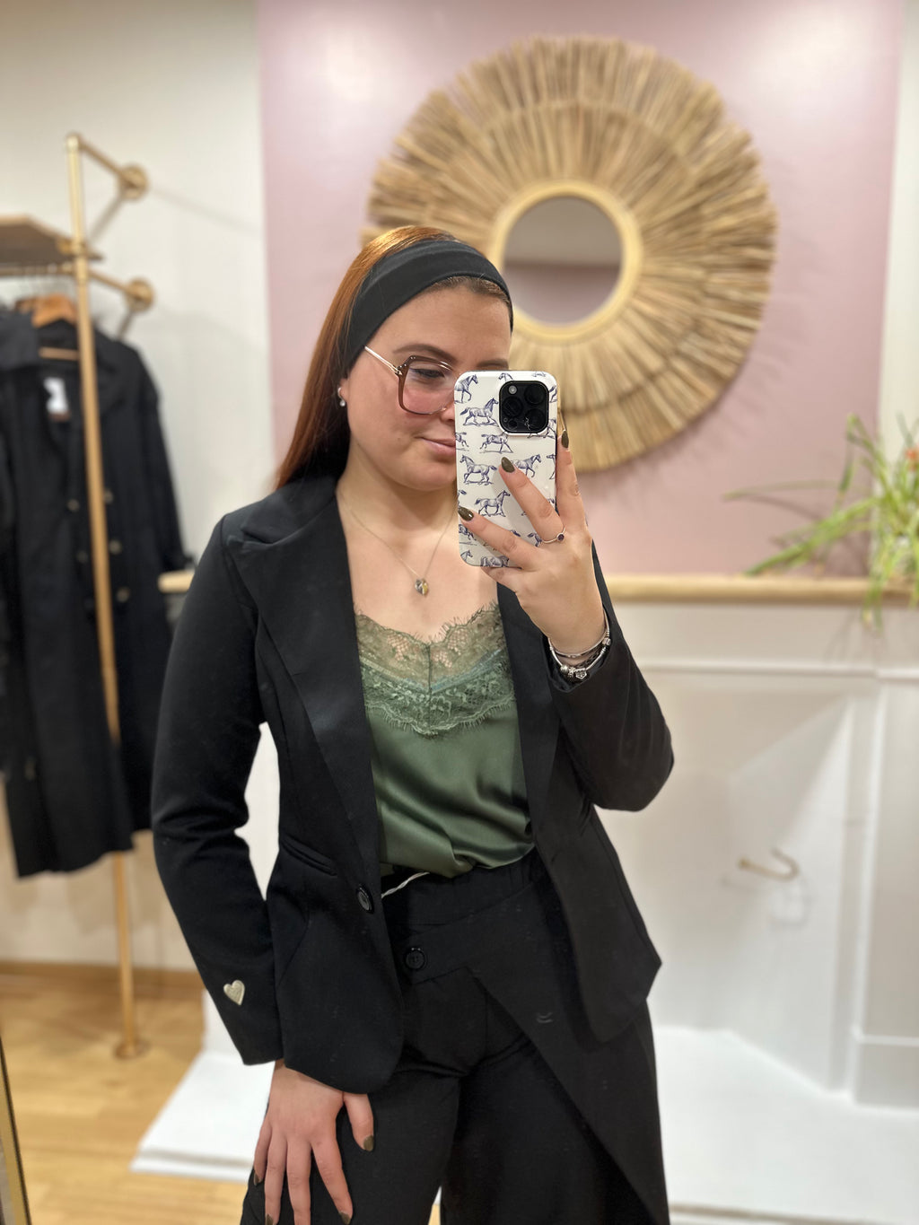 Blazer noir cintré femme – Col V double revers – Épaulettes – Cœur doré brodé – Jolifly – Miss Caprice
