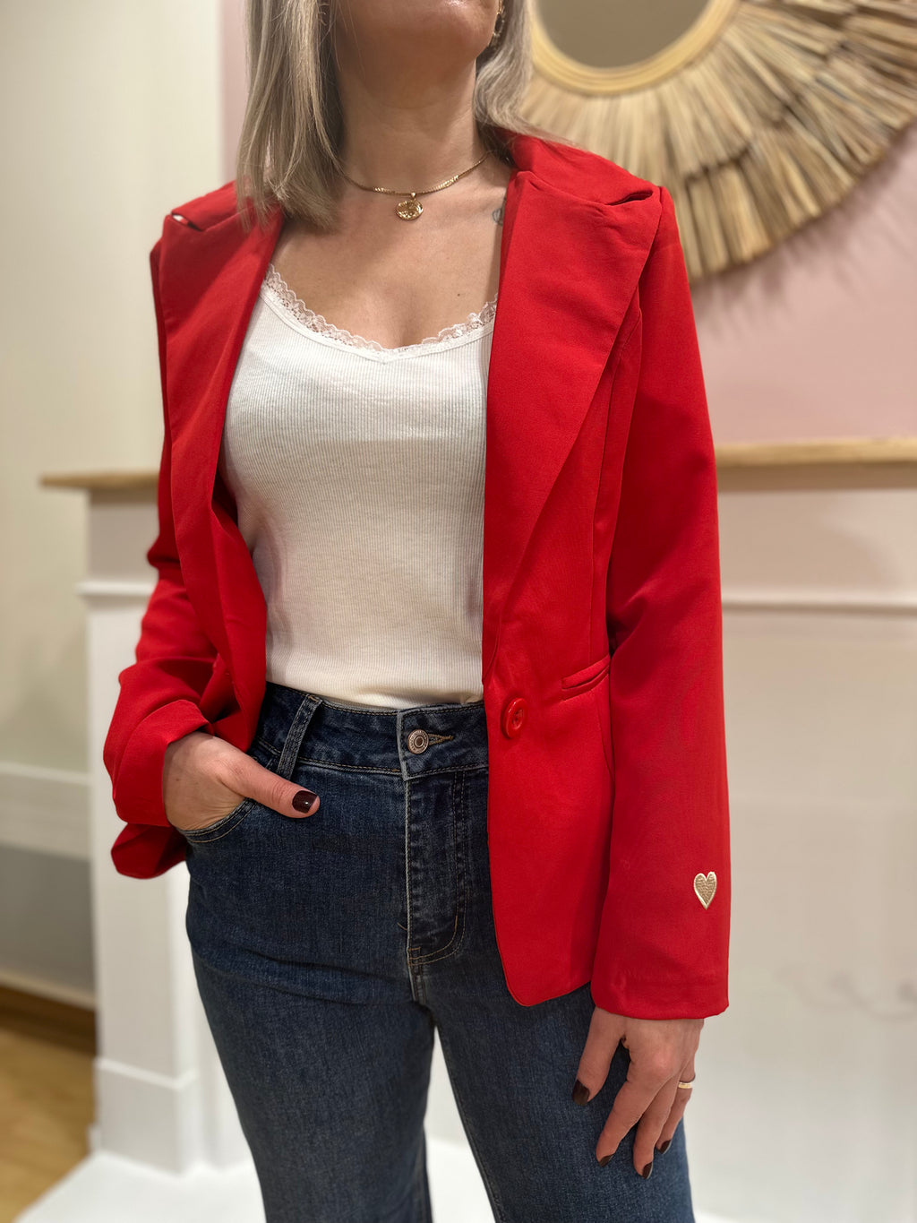 Blazer rouge femme – Coupe cintrée – Col V double revers – Cœur doré brodé – Jolifly – Miss Caprice