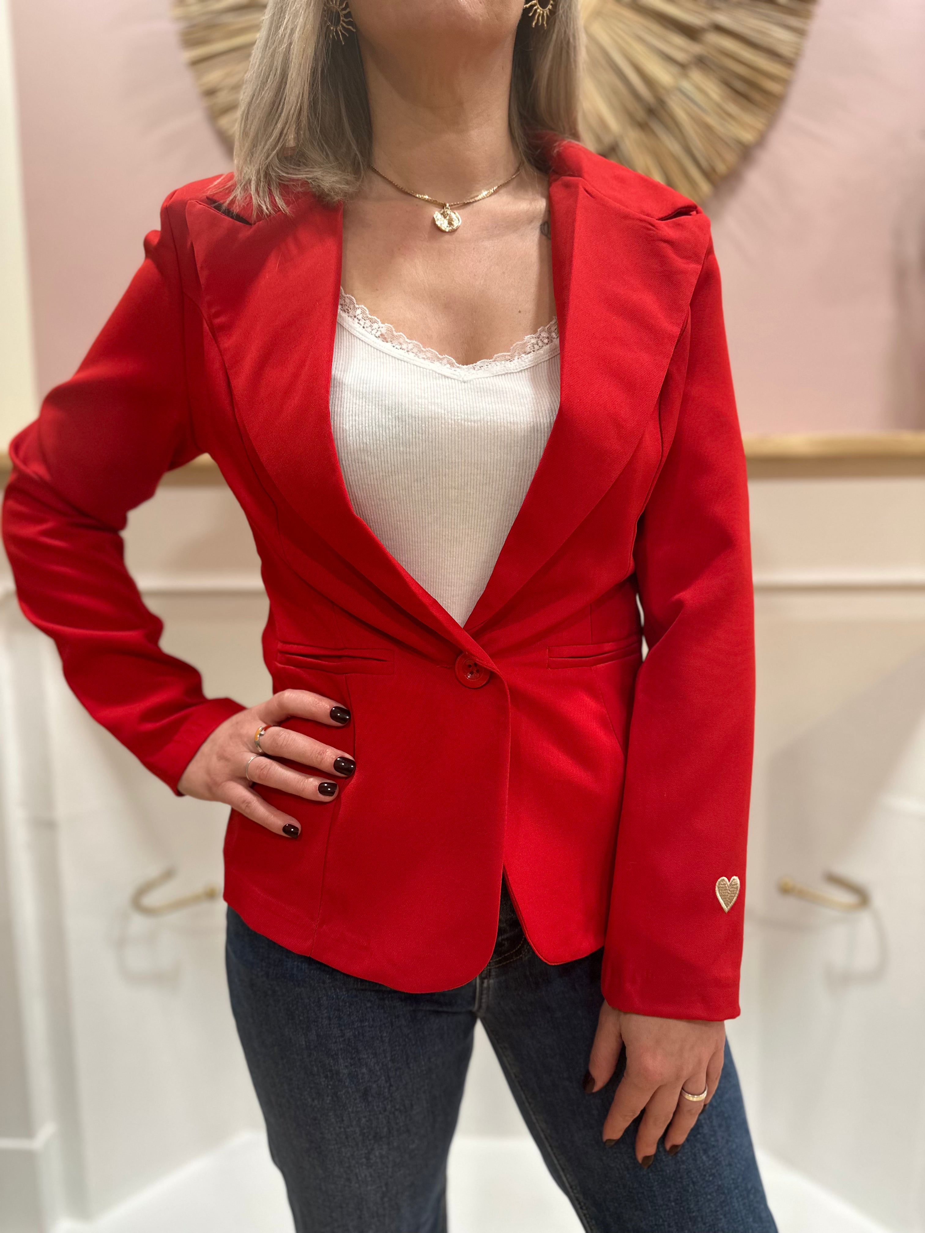 Blazer rouge femme – Coupe cintrée – Col V double revers – Cœur doré brodé – Jolifly – Miss Caprice
