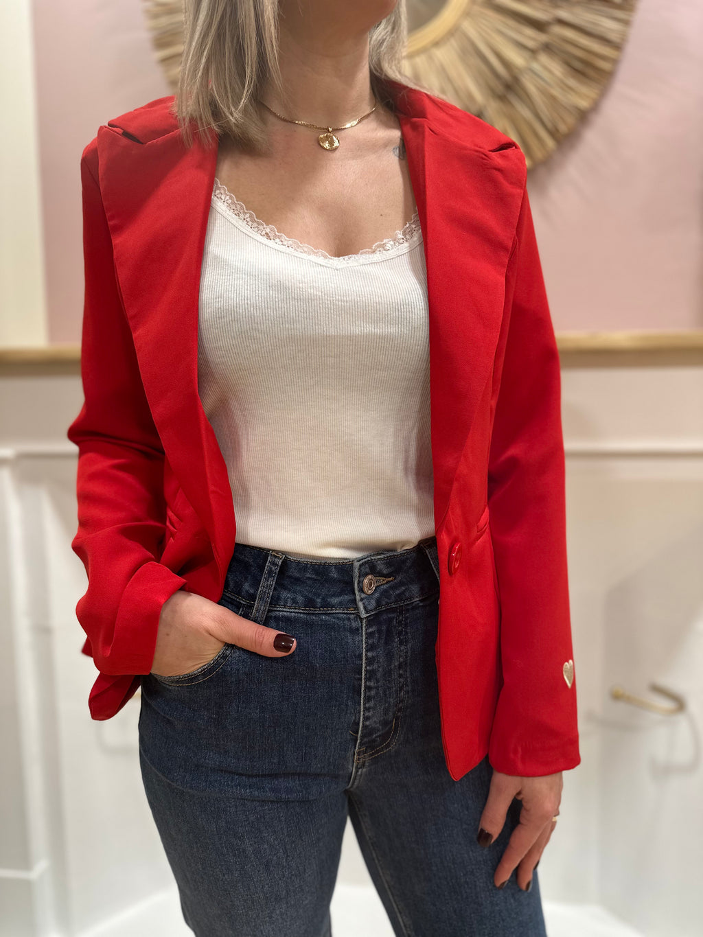 Blazer rouge femme – Coupe cintrée – Col V double revers – Cœur doré brodé – Jolifly – Miss Caprice