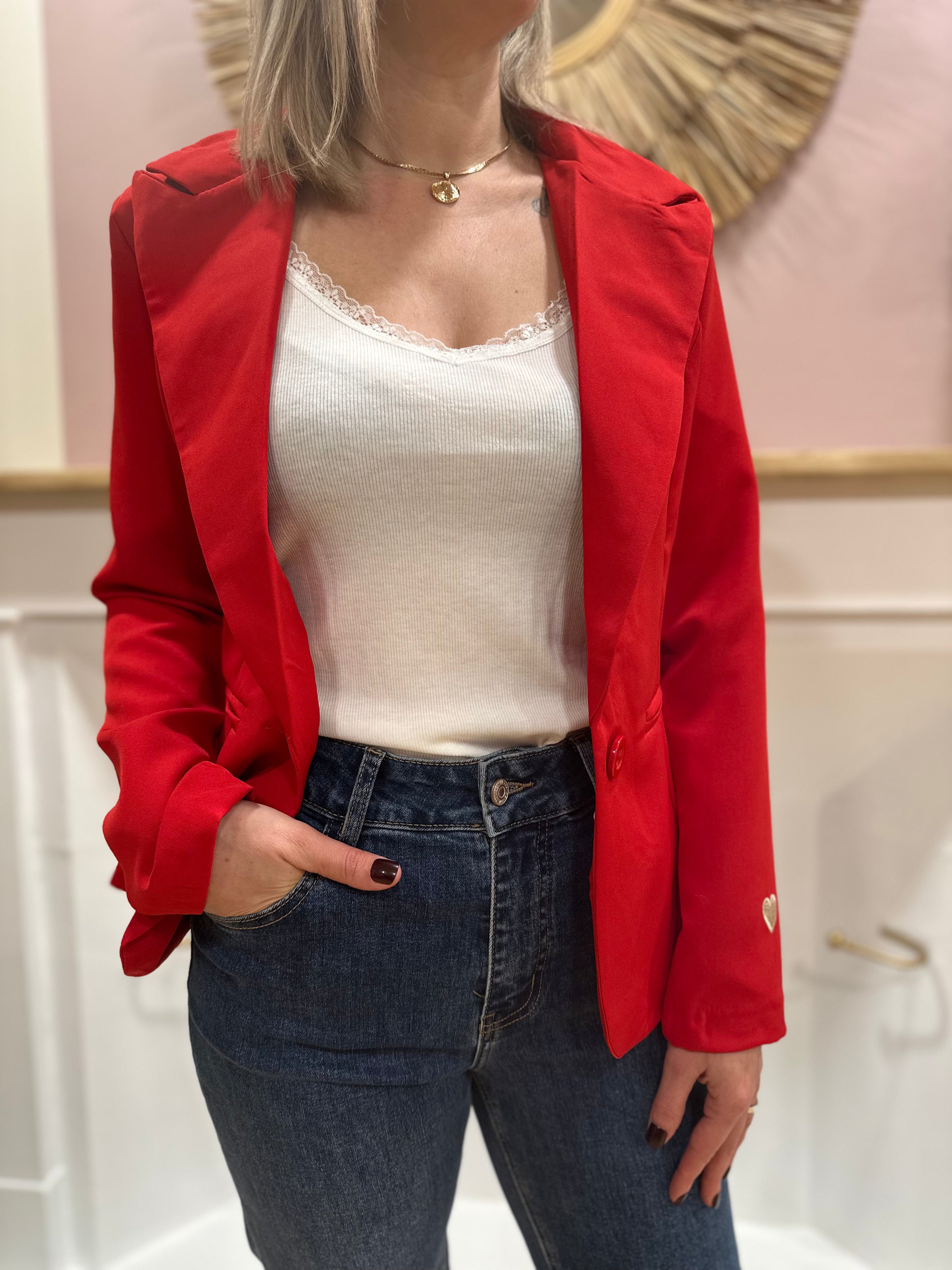 Blazer rouge femme – Coupe cintrée – Col V double revers – Cœur doré brodé – Jolifly – Miss Caprice