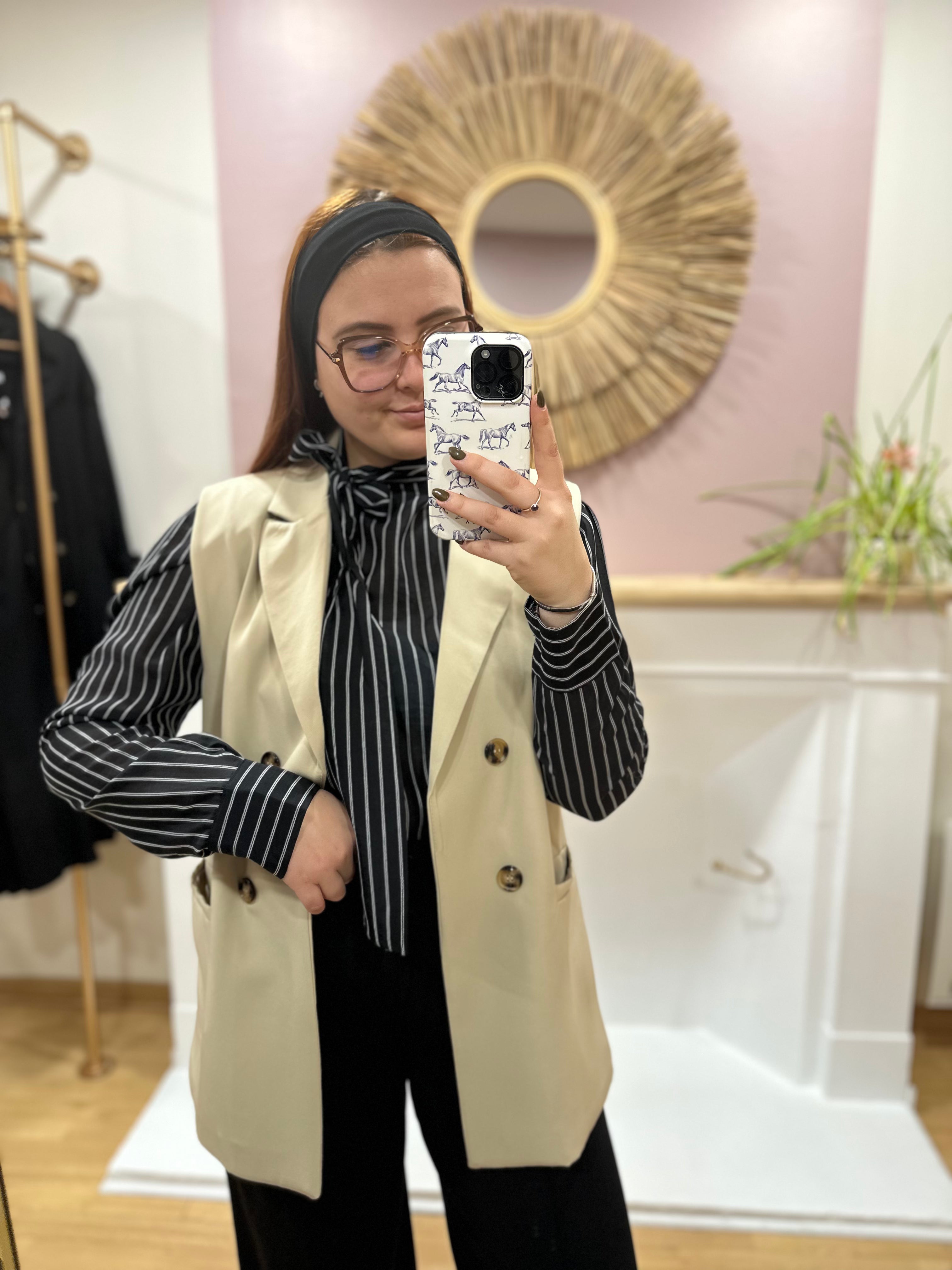 Blazer sans manche femme – Taupe – Coupe droite – Col V double revers – Boutons écaille de tortue – V&L Paris – Miss Caprice