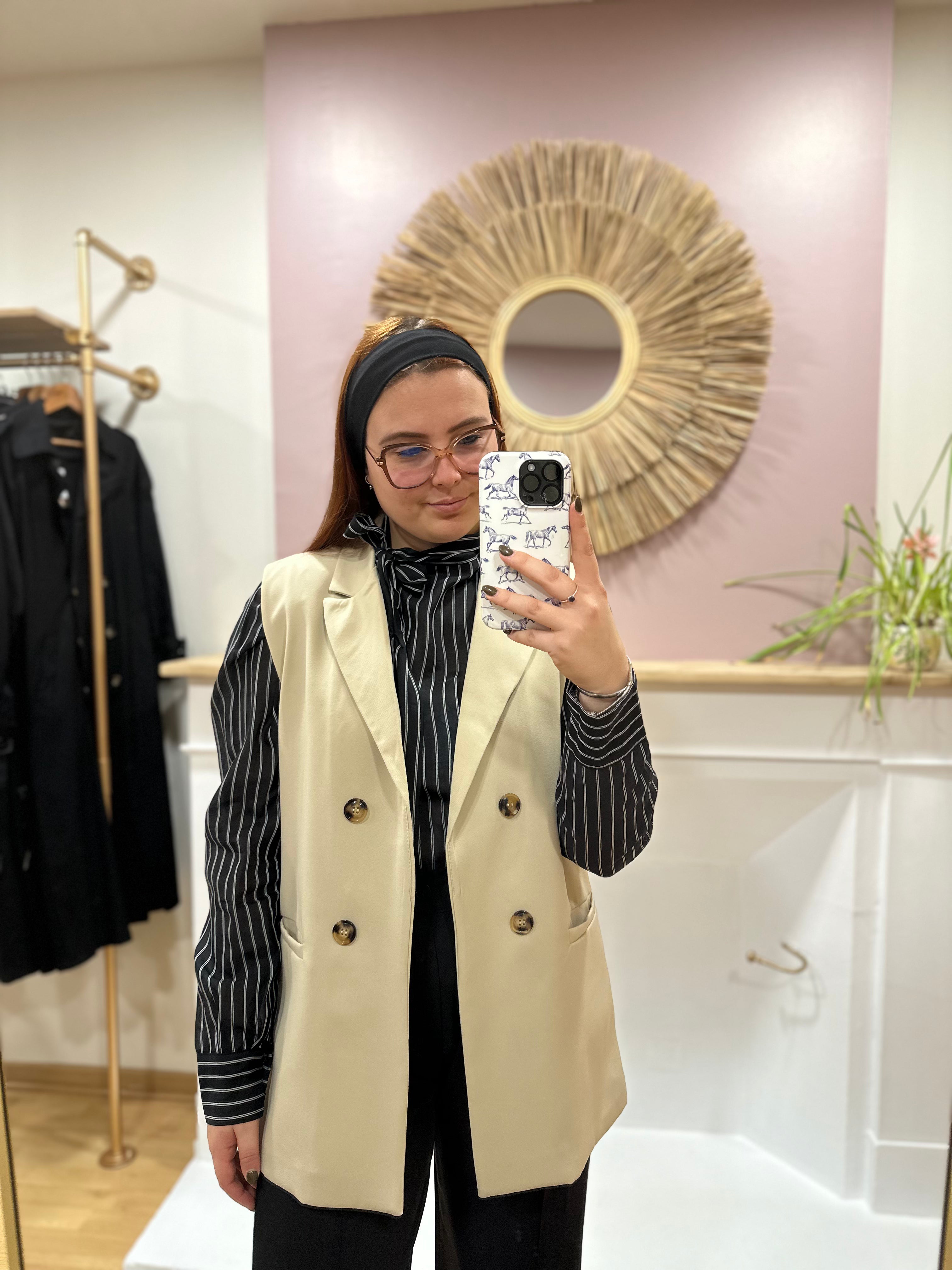Blazer sans manche femme – Taupe – Coupe droite – Col V double revers – Boutons écaille de tortue – V&L Paris – Miss Caprice
