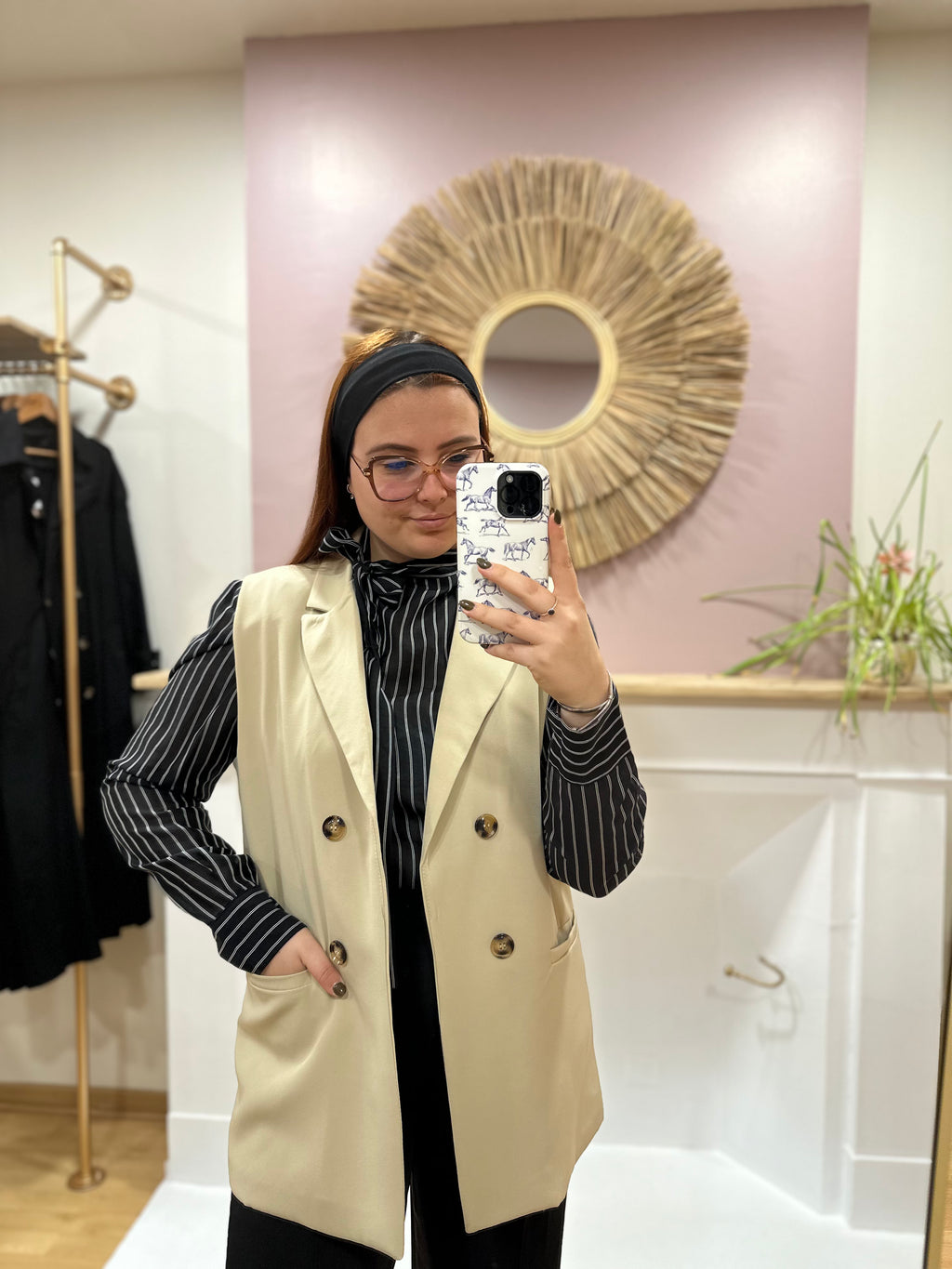 Blazer sans manche femme – Taupe – Coupe droite – Col V double revers – Boutons écaille de tortue – V&L Paris – Miss Caprice
