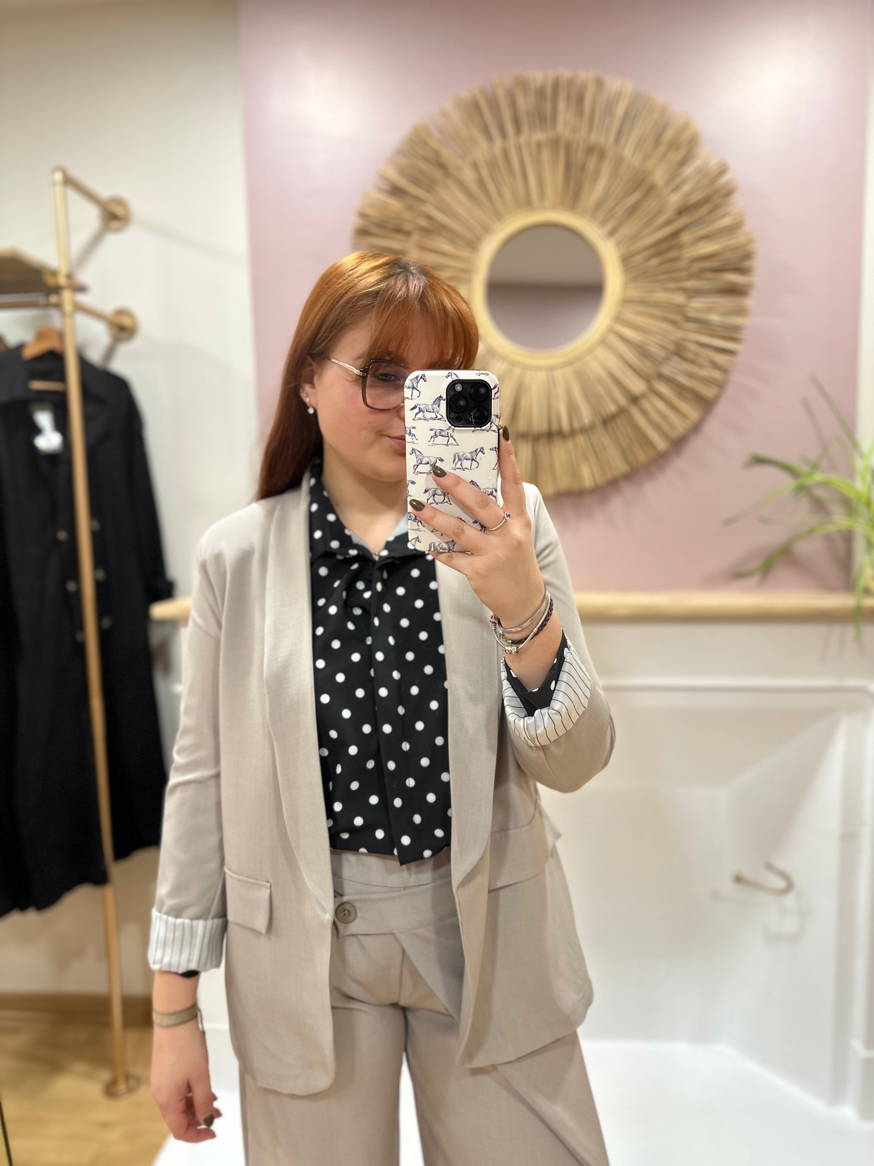 Blazer femme taupe à revers coupe droite – AHJ Fashion – Miss Caprice