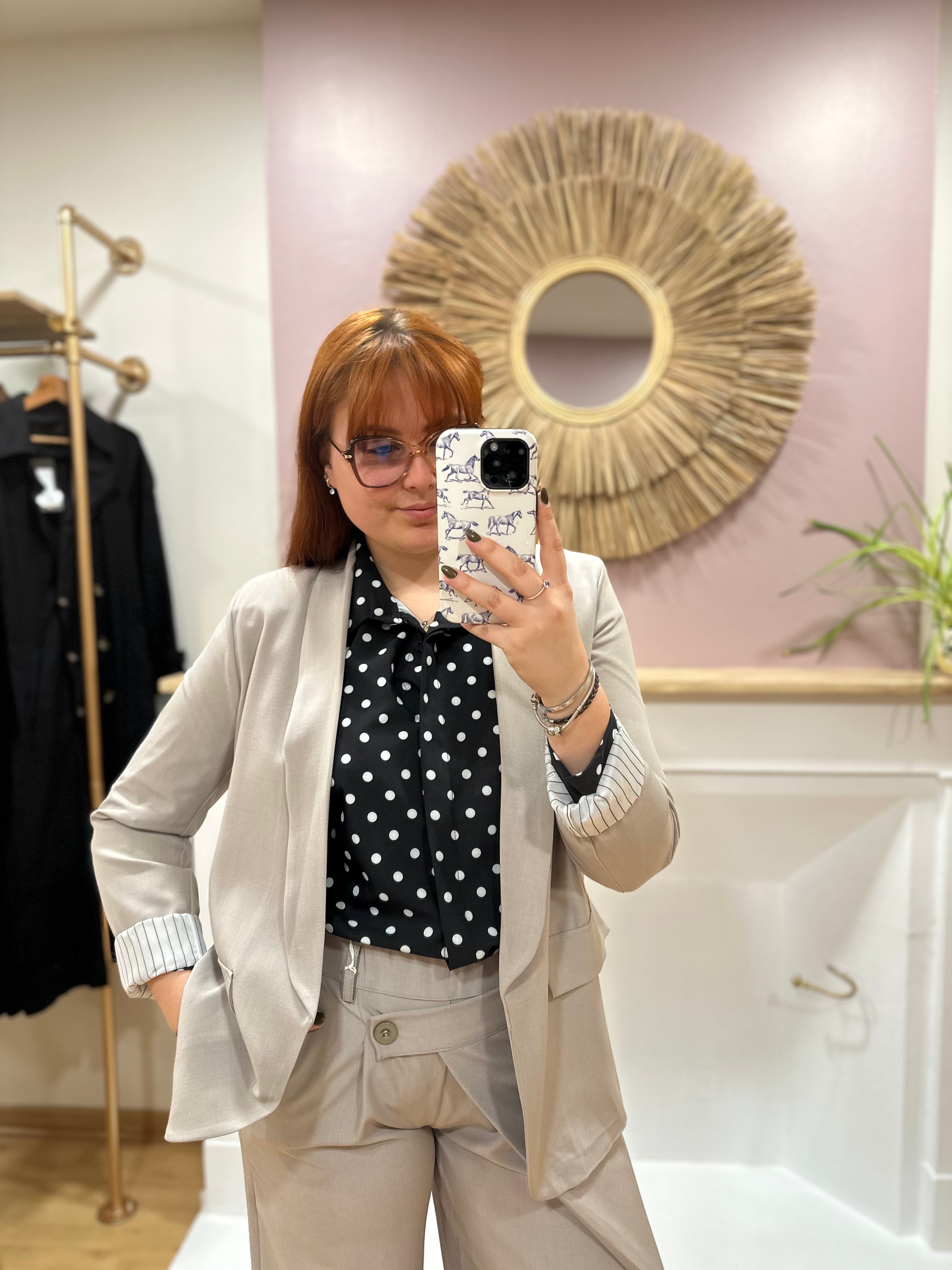 Blazer femme taupe à revers coupe droite – AHJ Fashion – Miss Caprice