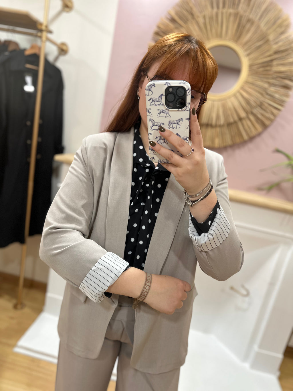 Blazer femme taupe à revers coupe droite – AHJ Fashion – Miss Caprice