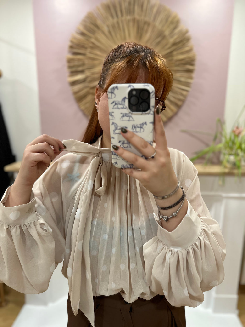 Blouse fluide beige à pois blancs femme