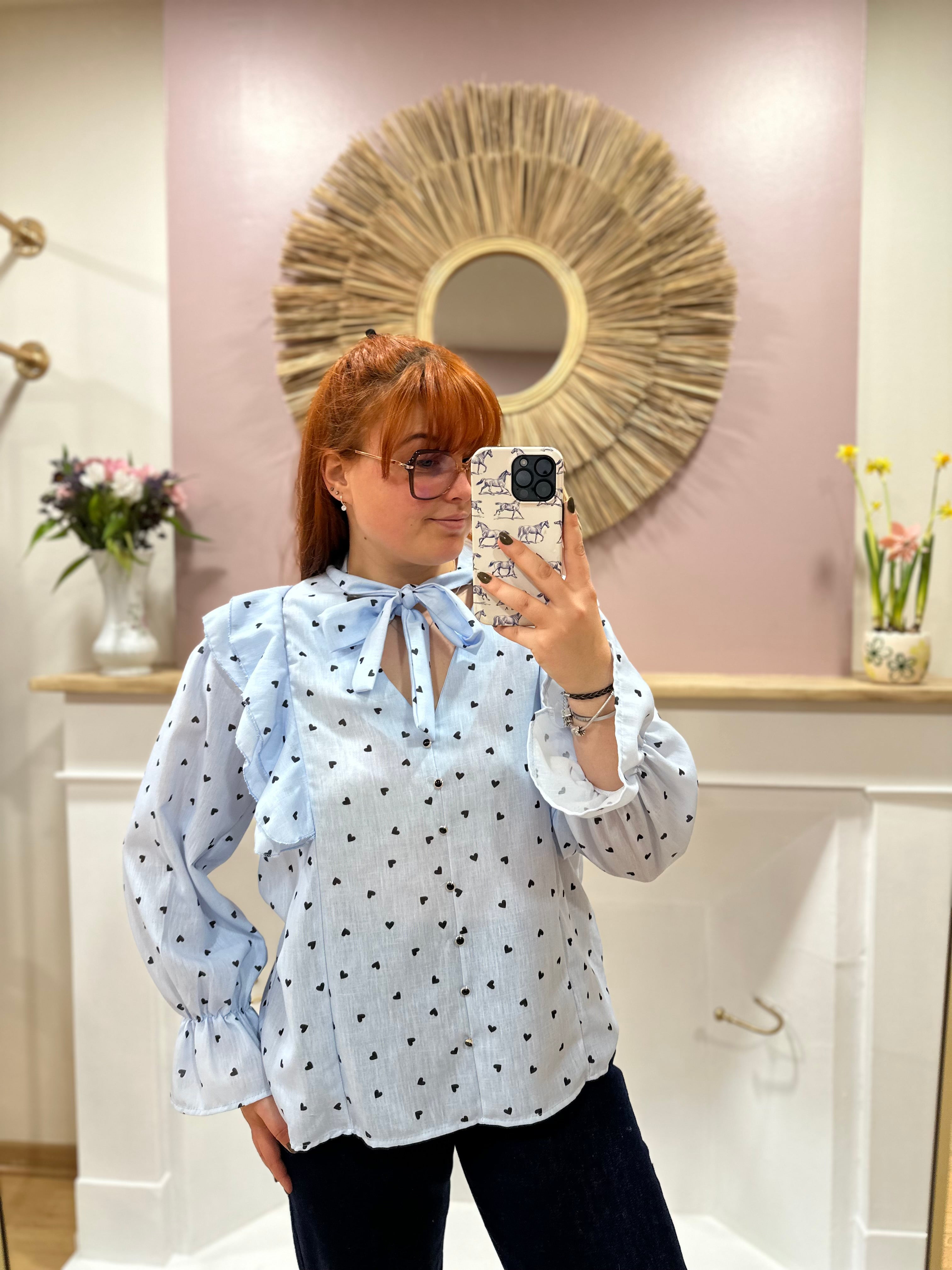 Blouse bleu ciel à petits cœurs noirs femme – Estée – Miss Caprice