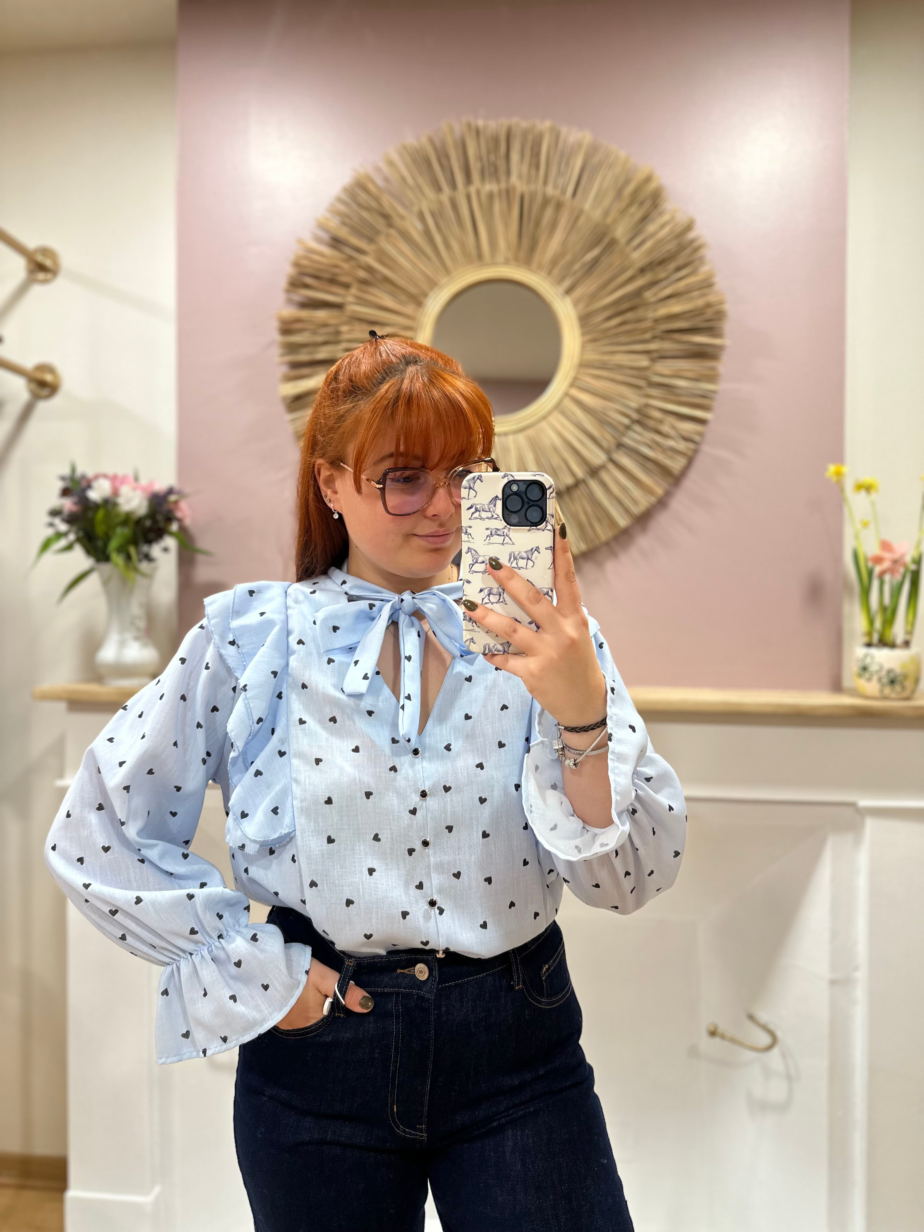Blouse bleu ciel à petits cœurs noirs femme – Estée – Miss Caprice
