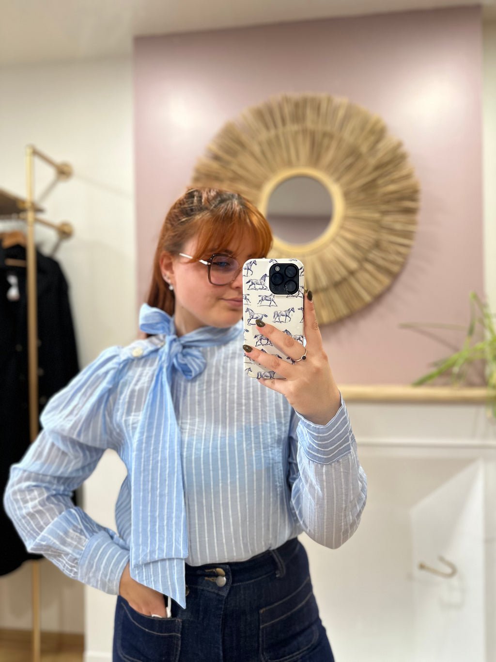 Blouse bleu ciel femme fines rayures blanches – Col lavallière – Amy & Clo – Miss Caprice