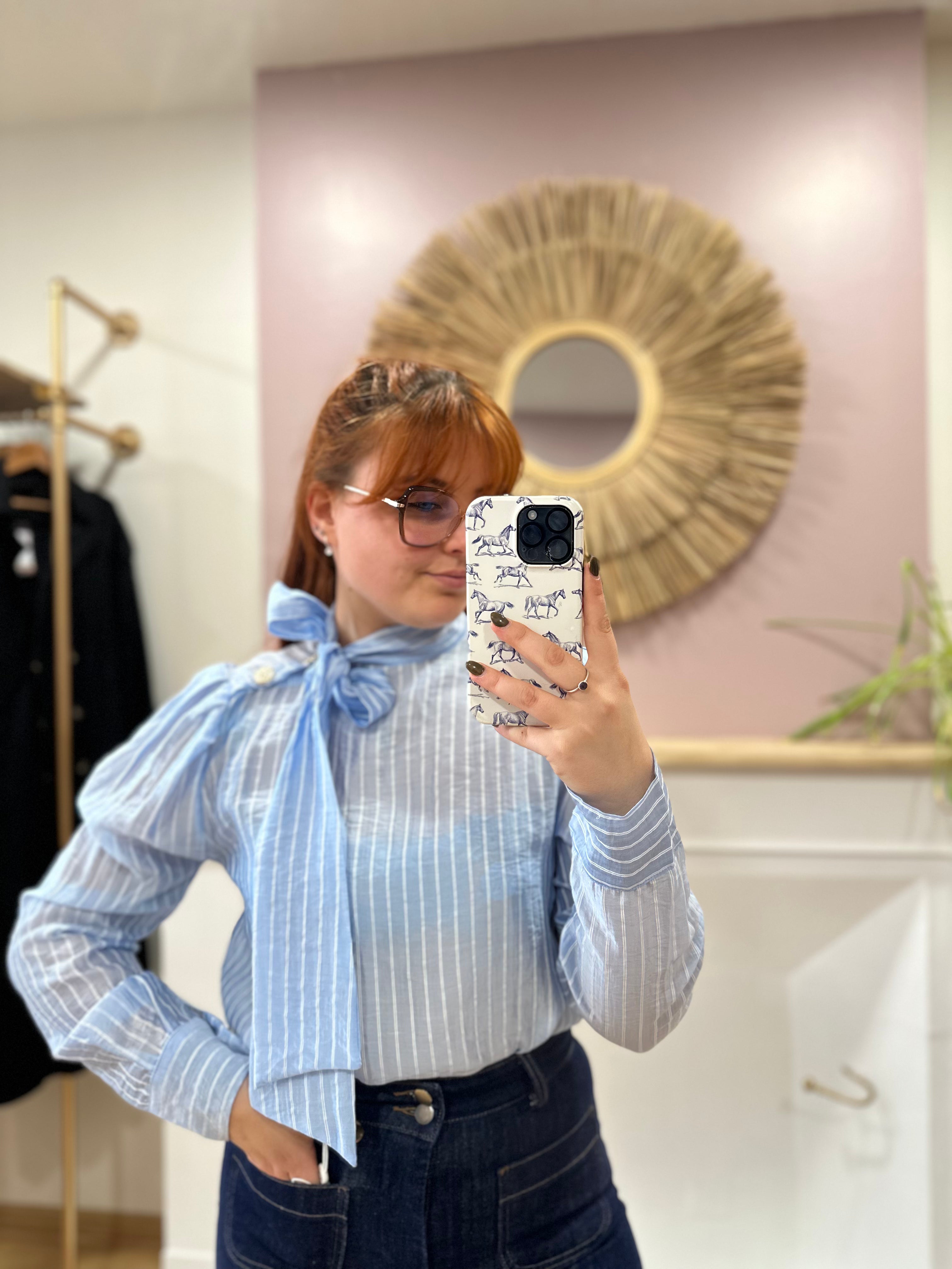 Blouse bleu ciel femme fines rayures blanches – Col lavallière – Amy & Clo – Miss Caprice
