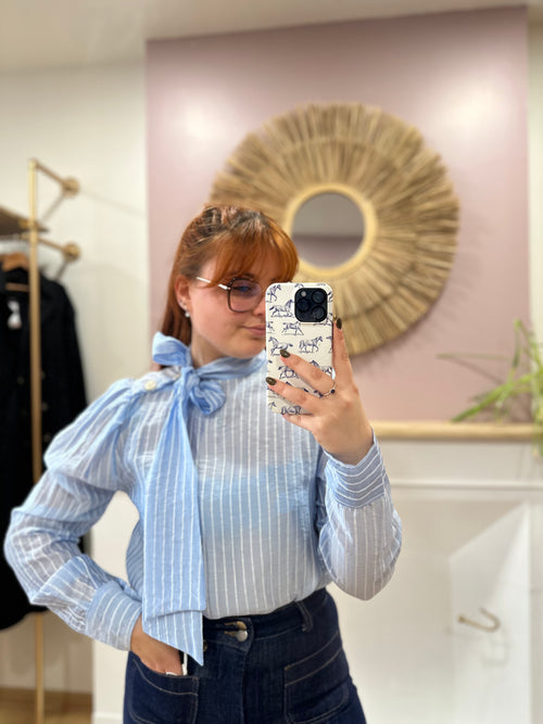 Blouse bleu ciel femme fines rayures blanches – Col lavallière – Amy & Clo – Miss Caprice