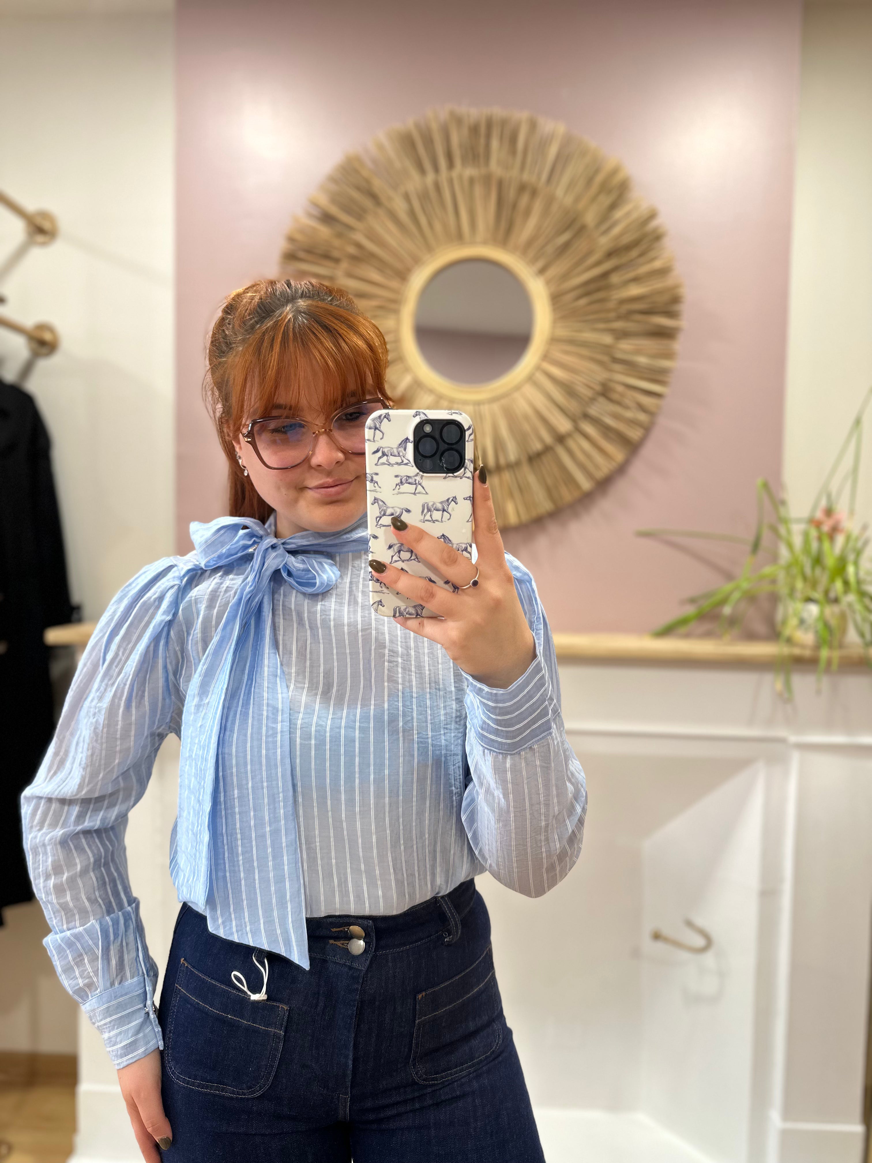 Blouse bleu ciel femme fines rayures blanches – Col lavallière – Amy & Clo – Miss Caprice