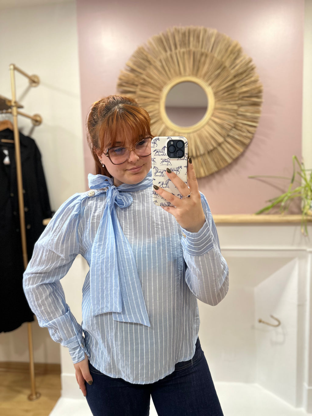 Blouse bleu ciel femme fines rayures blanches – Col lavallière – Amy & Clo – Miss Caprice