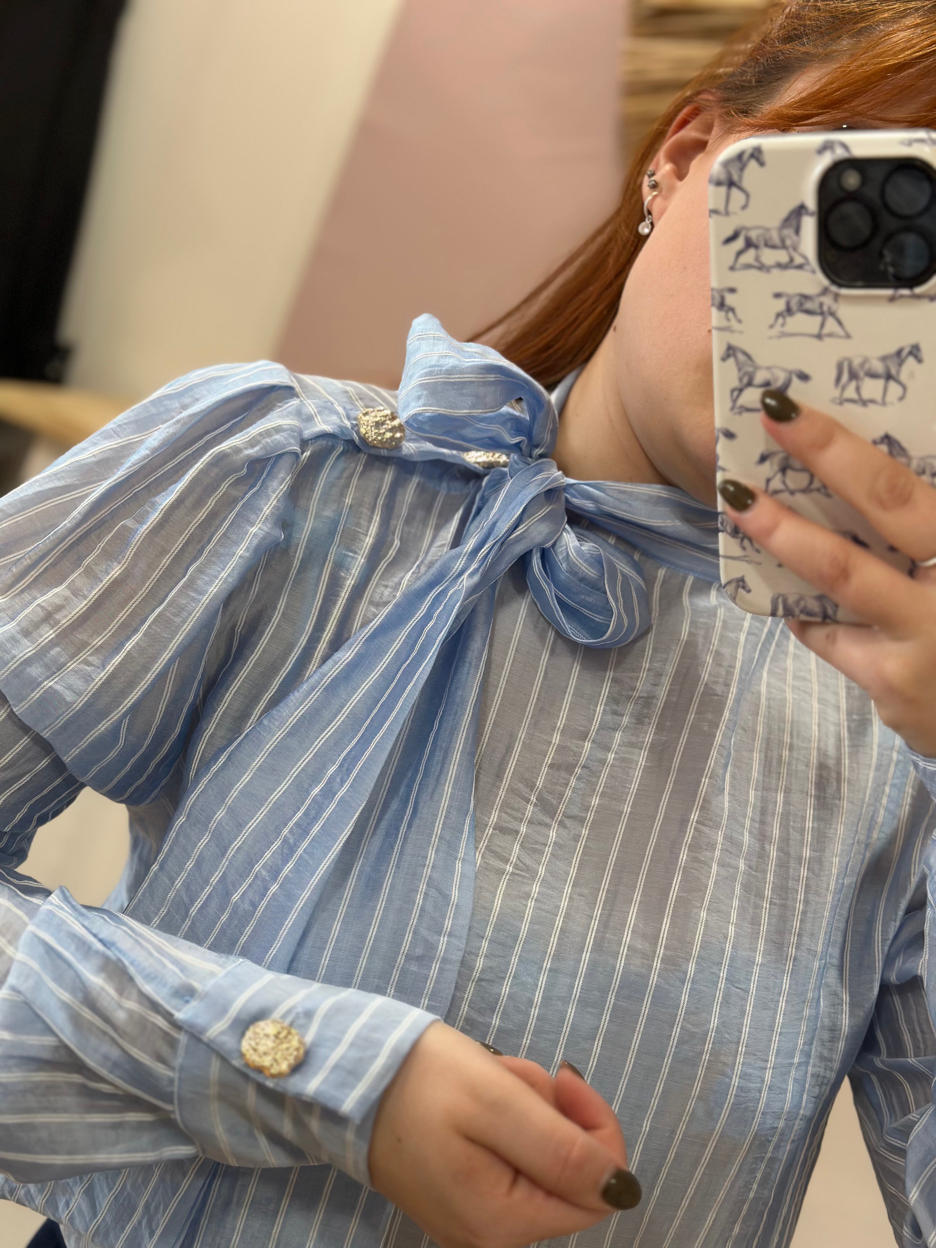 Blouse bleu ciel femme fines rayures blanches – Col lavallière – Amy & Clo – Miss Caprice