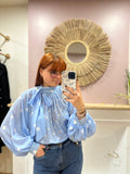 Blouse femme bleu ciel à pois blancs manches ballon – Enoioy – Miss Caprice