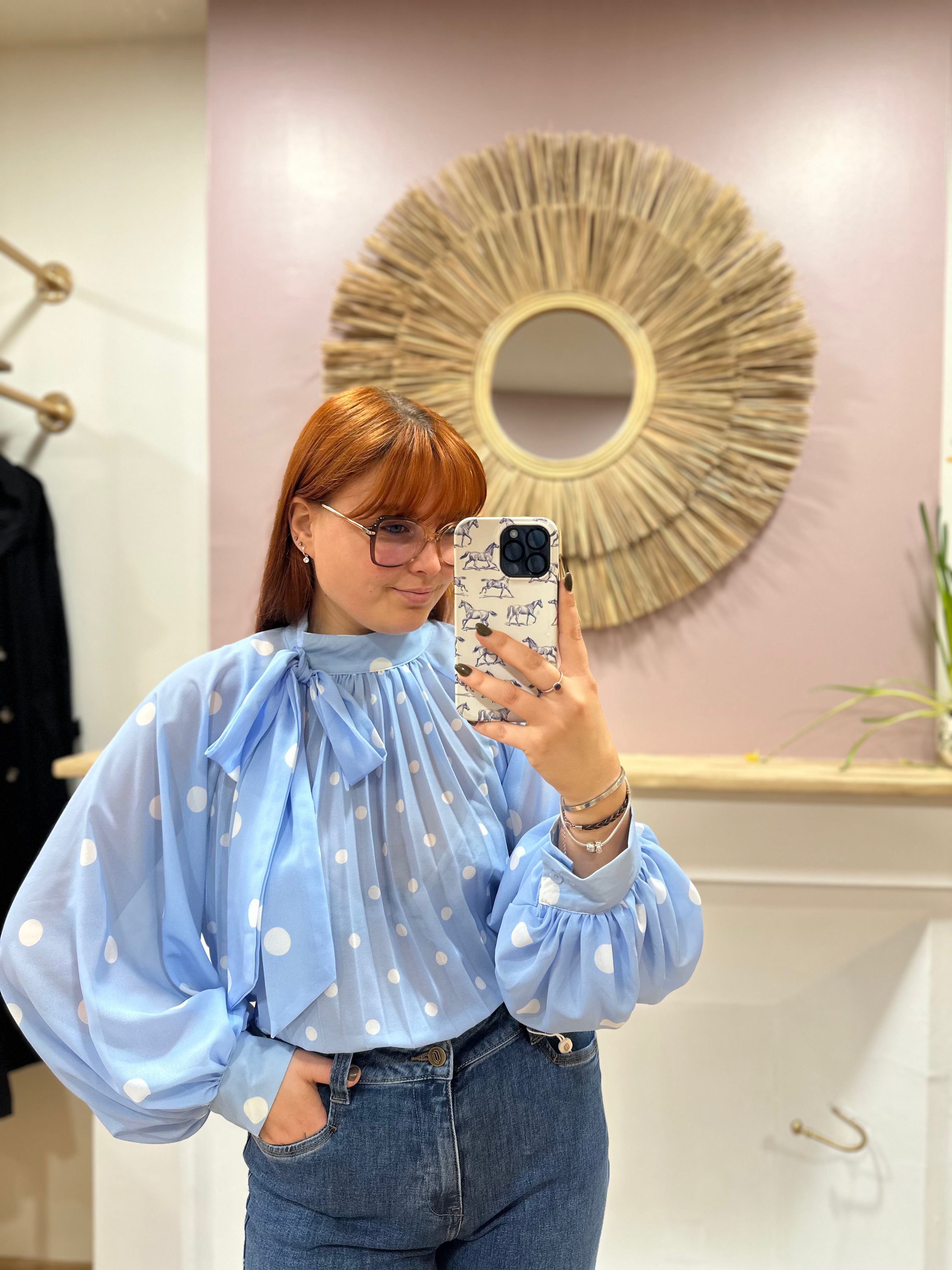 Blouse femme bleu ciel à pois blancs manches ballon – Enoioy – Miss Caprice