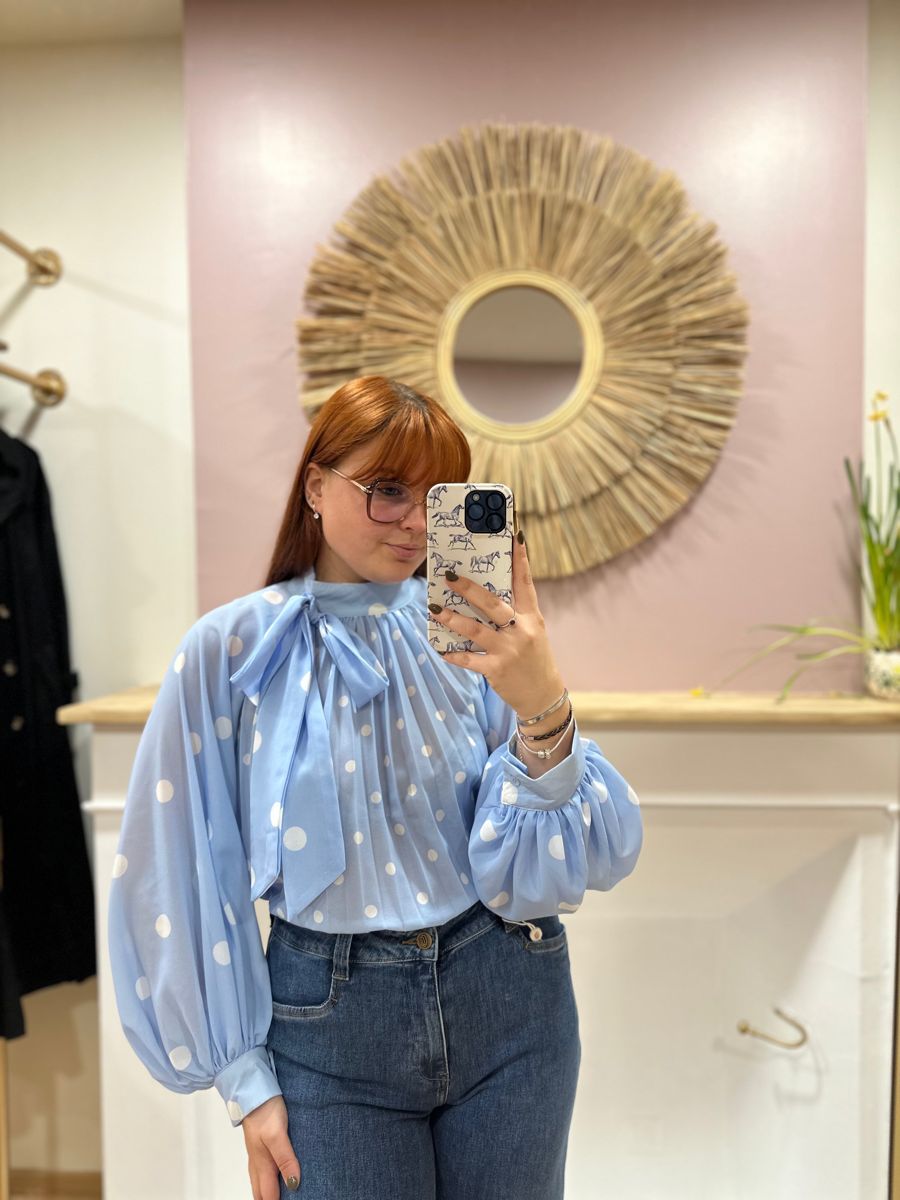 Blouse femme bleu ciel à pois blancs manches ballon – Enoioy – Miss Caprice