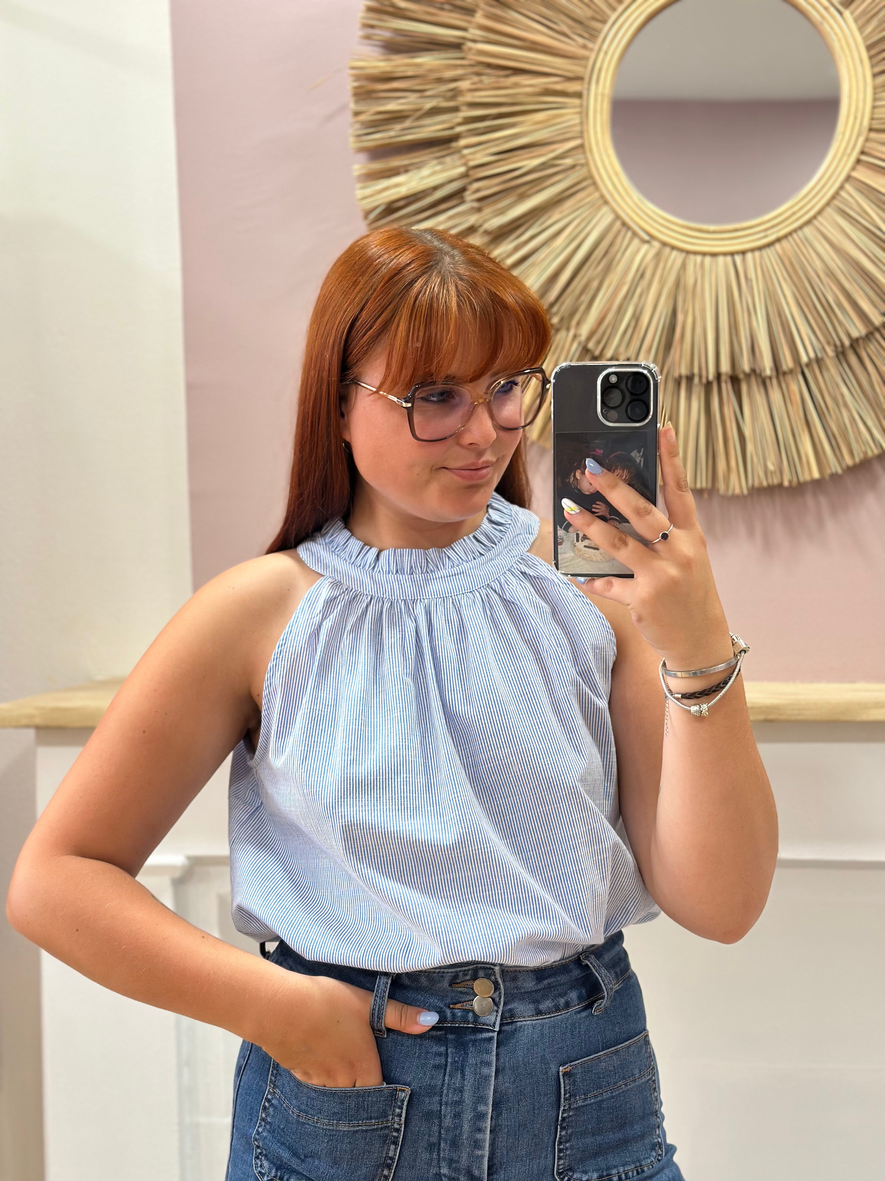 Blouse bleu ciel femme à fines rayures blanches avec col volanté – In April 1986 – Miss Caprice