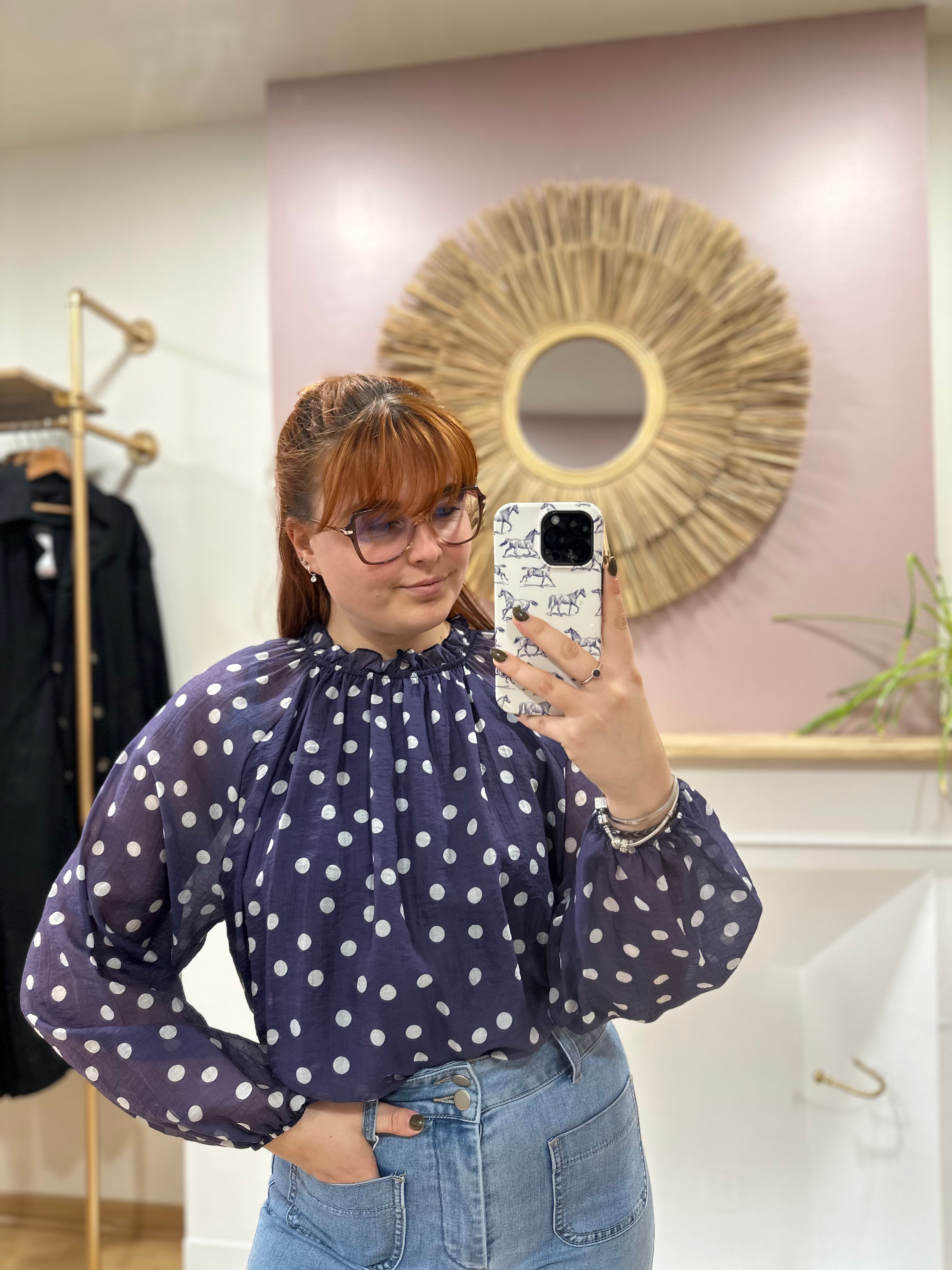Blouse bleu marine à pois blancs femme – Froufrou col – Amy & Clo – Miss Caprice