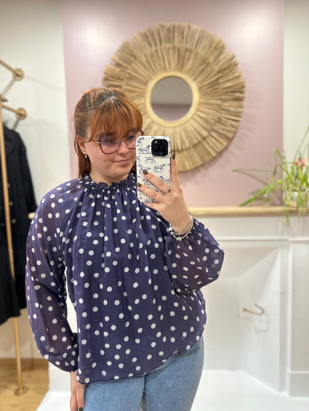 Blouse bleu marine à pois blancs femme – Froufrou col – Amy & Clo – Miss Caprice