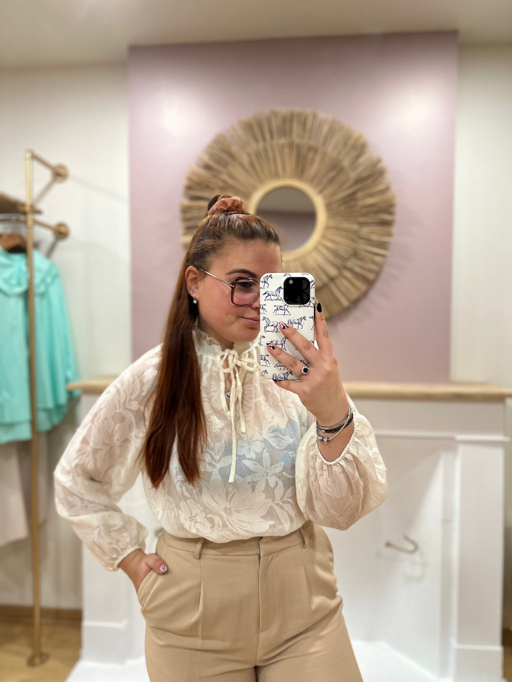 Blouse écru fleurie femme – Col volant – Amy & Clo – Miss Caprice