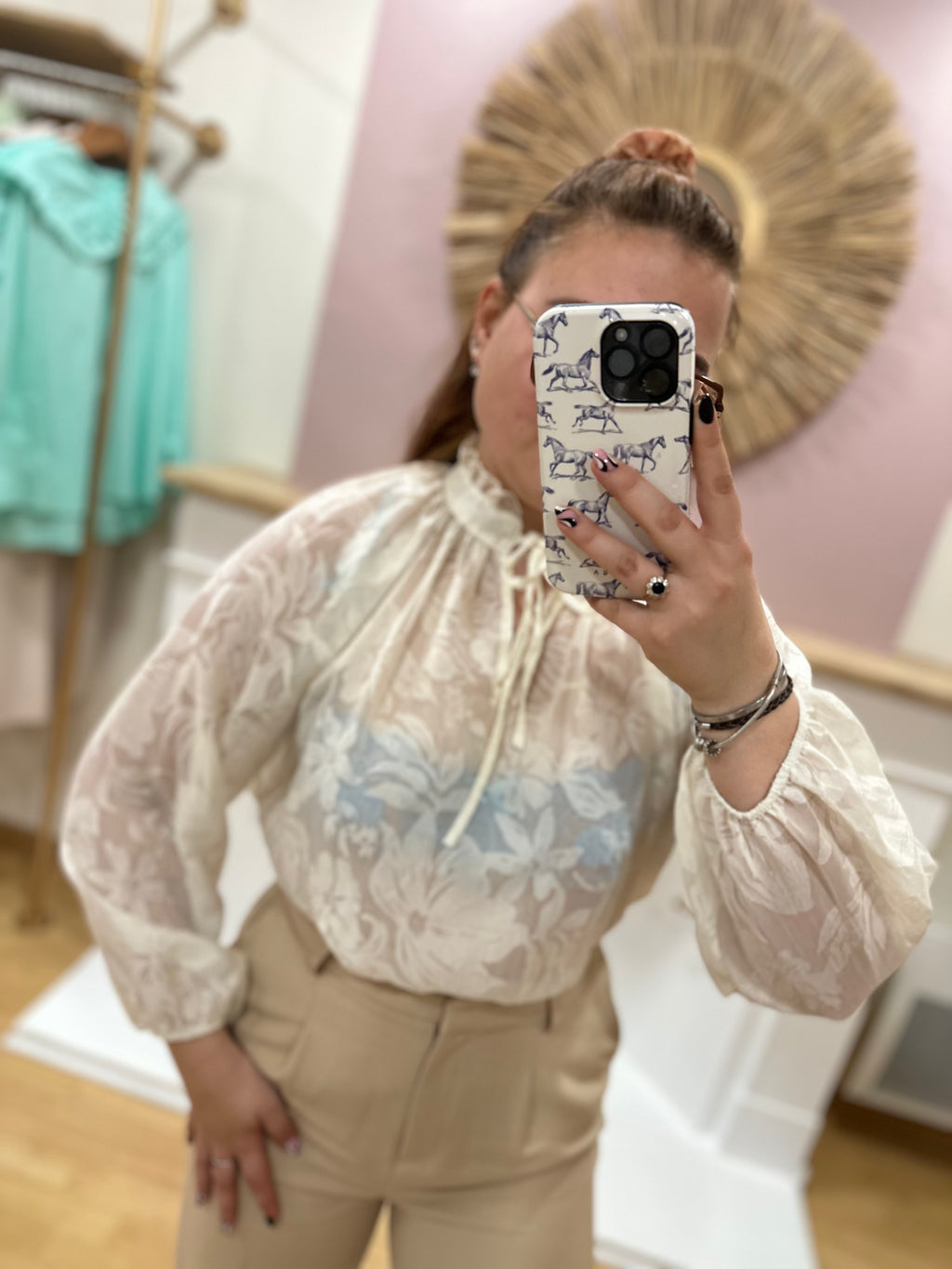 Blouse écru fleurie femme – Col volant – Amy & Clo – Miss Caprice