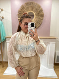 Blouse écru fleurie femme – Col volant – Amy & Clo – Miss Caprice